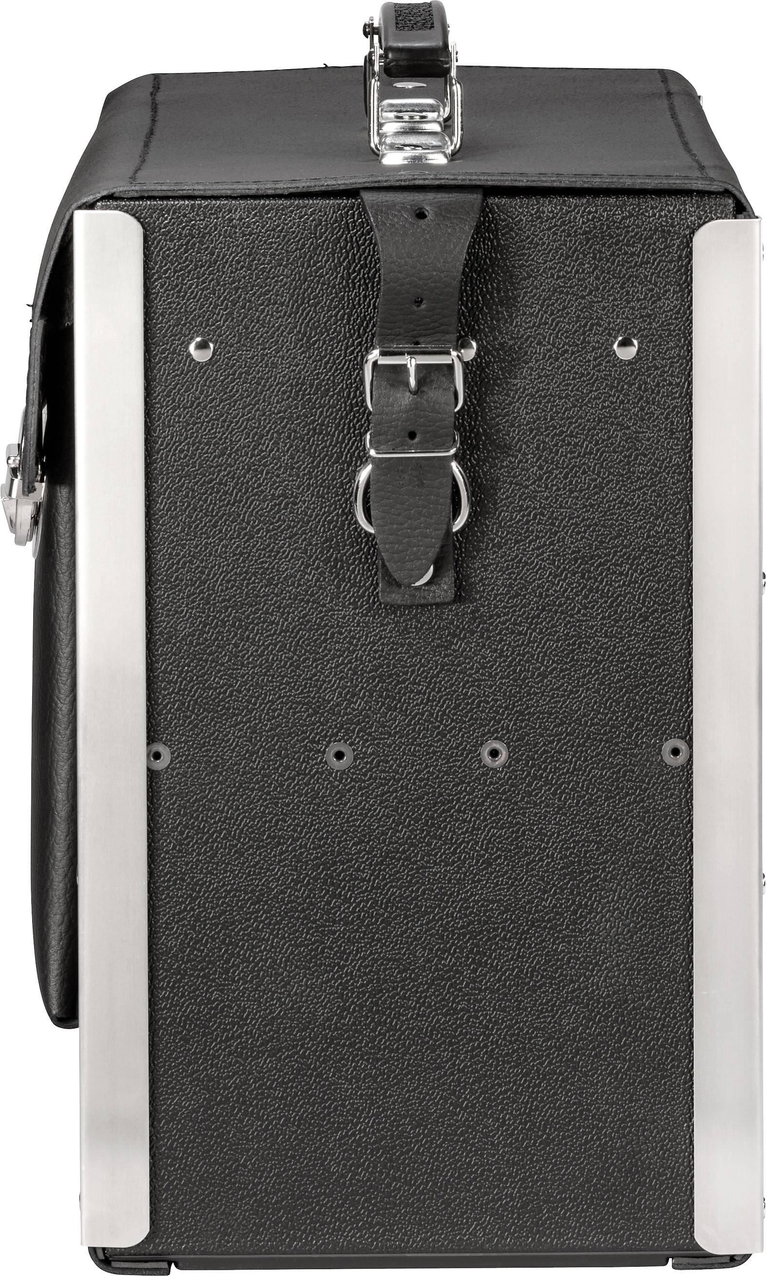 Schwarze Ledertasche mit silbernen Metallverzierungen und Schnallen an der Seite.