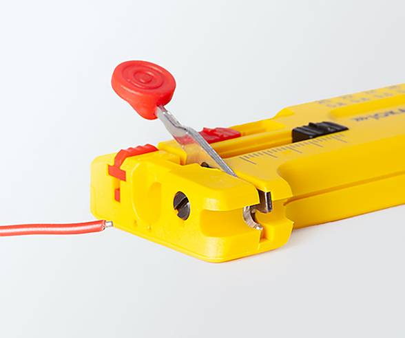Ein gelber Kabelmantellöser, der eine Nahaufnahme eines auszuziehenden Drahtes zeigt, mit einem roten Einsteller und Messlehre im Bild.