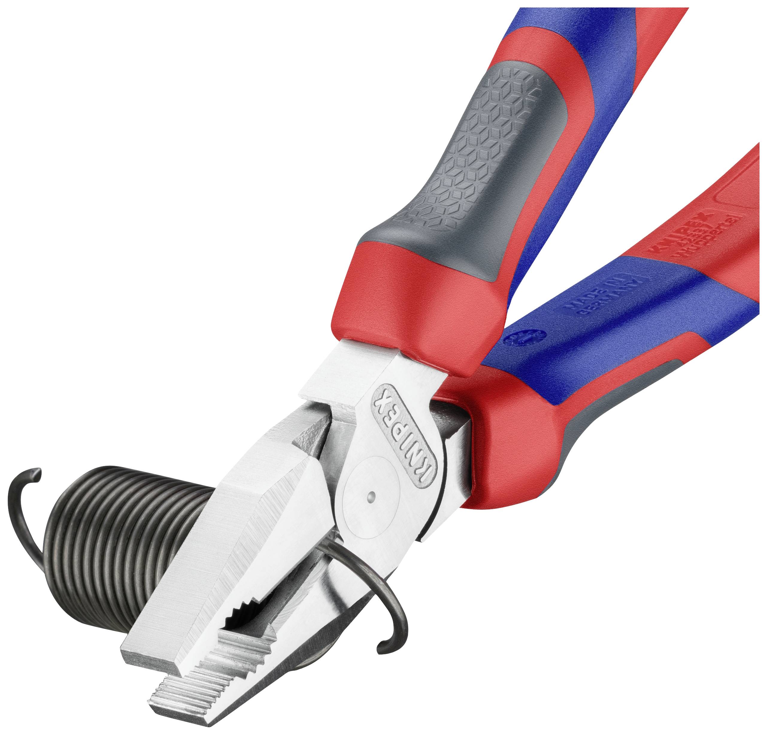 Eine Kombizange hält einen zusammengerollten Draht. Griffe in Rot und Blau mit ergonomischem Design.