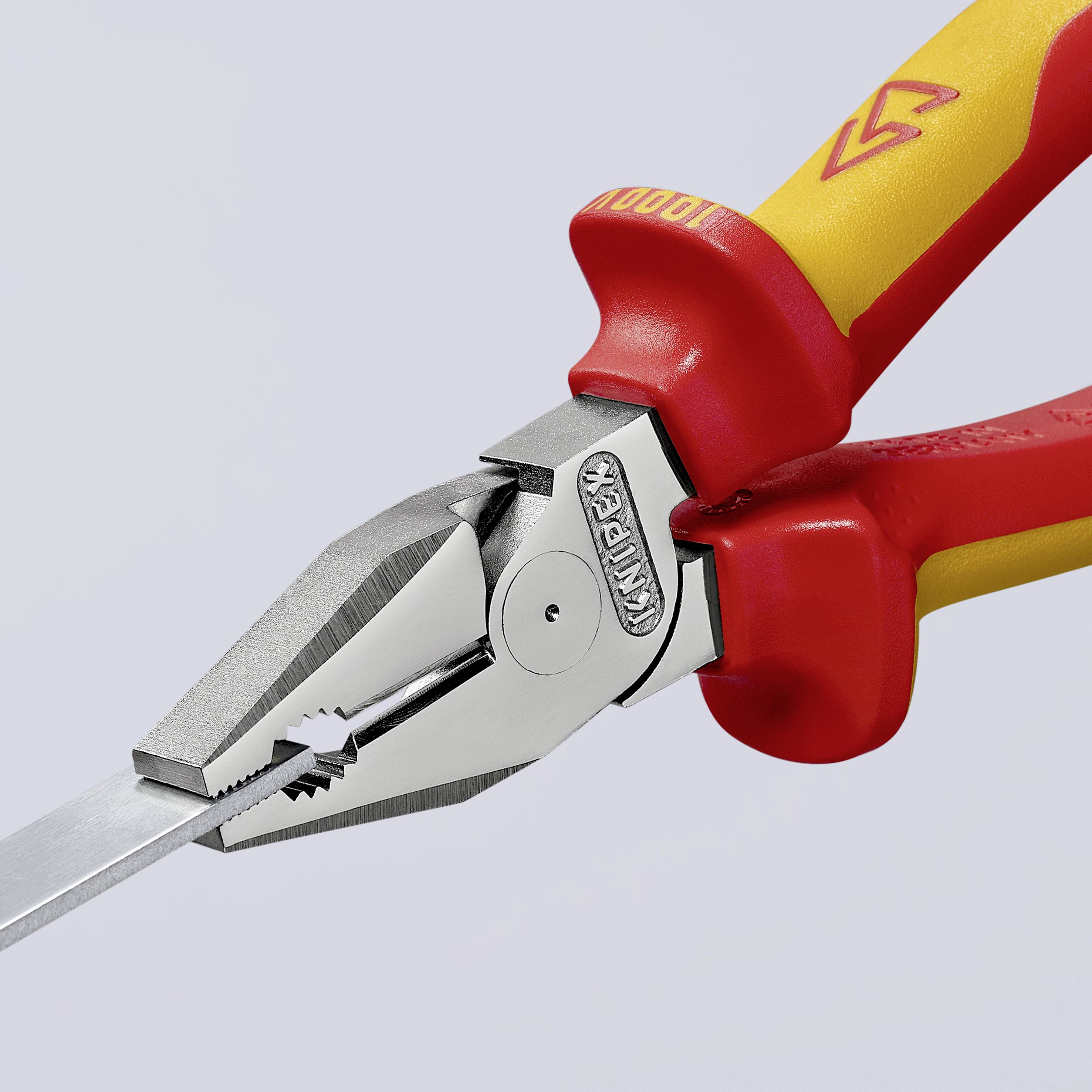 Abgebildet ist eine KNIPEX Kombizange mit rotem und gelbem Griff. Sie greift an einem Metallstück.