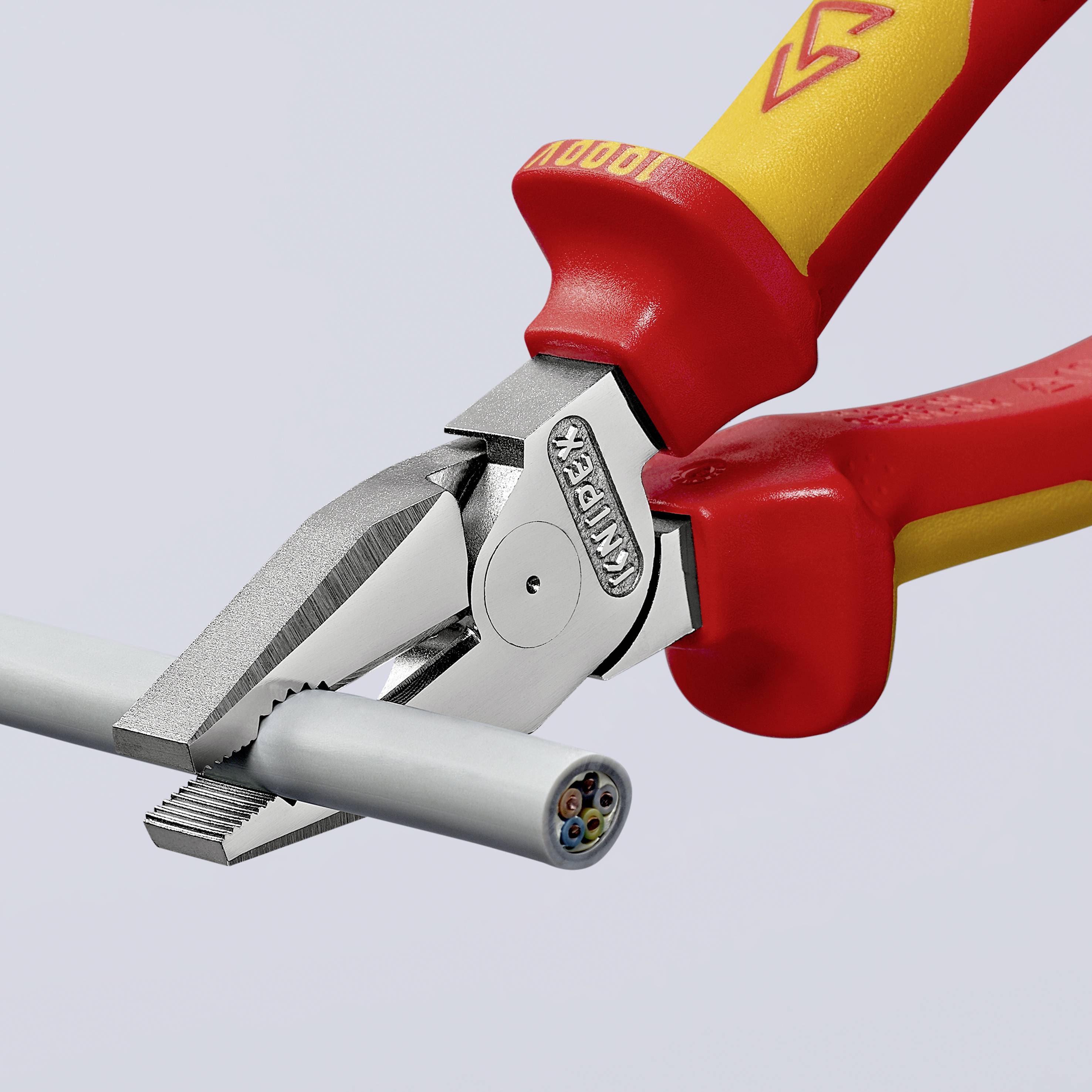 Eine Zange mit isolierten Griffen schneidet ein Kabel mit mehreren Drähten. Hauptsächlich für Elektroarbeiten bestimmt.