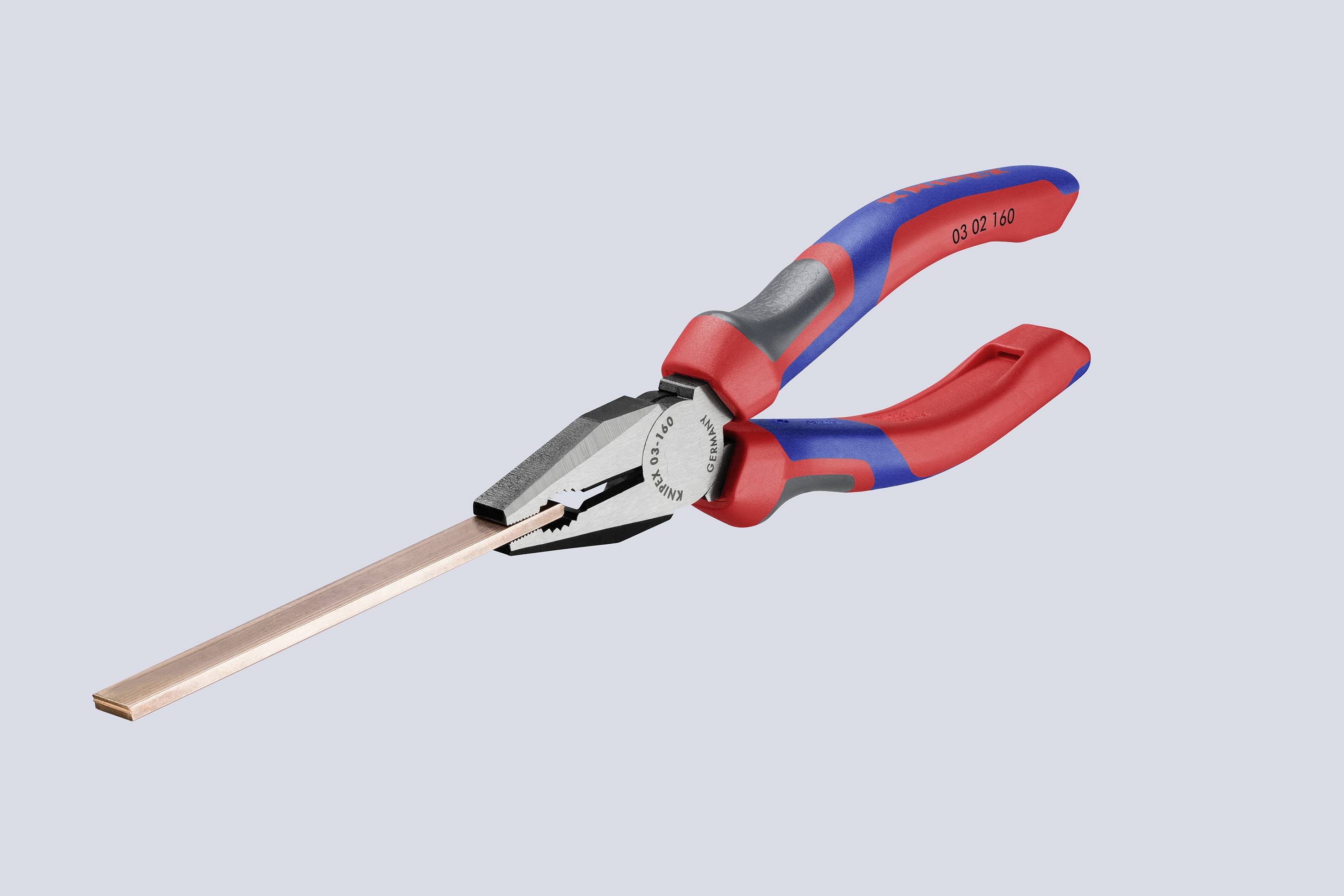 Kombizange mit roten und blauen Griffen, hält ein flaches, kupferfarbenes Metallstück. Geeignet zum Schneiden oder Biegen von Materialien.
