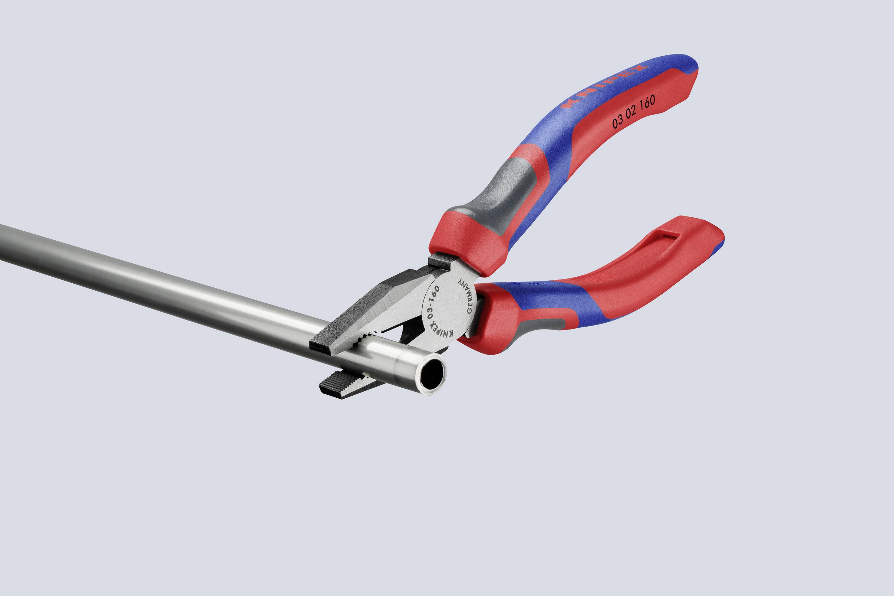 Knipex Zange schneidet ein Metallrohr.
