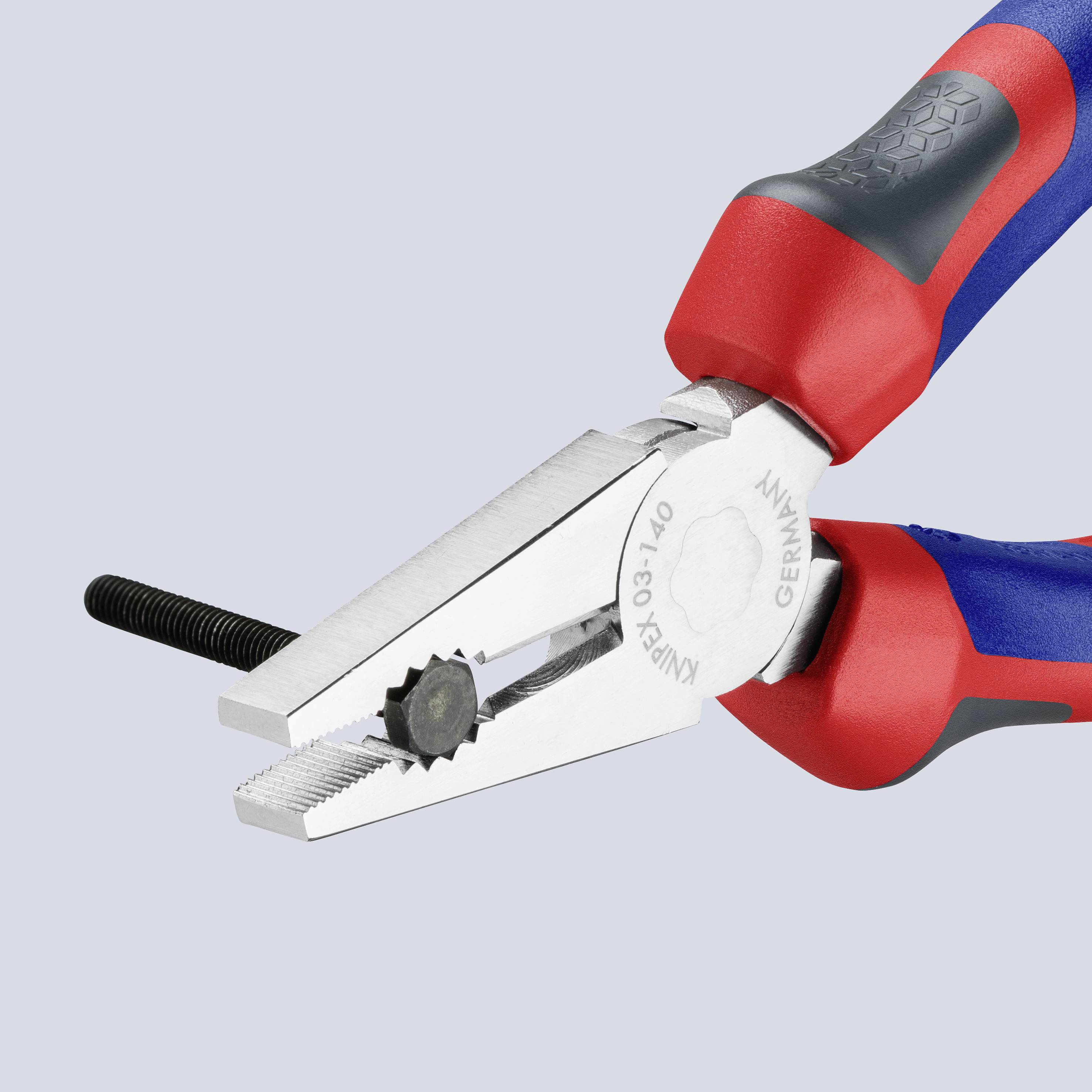 Eine rote und blaue Zange greift eine Metallmutter an einer Schraube. Der Fokus liegt auf der Funktion und dem Griffdesign.