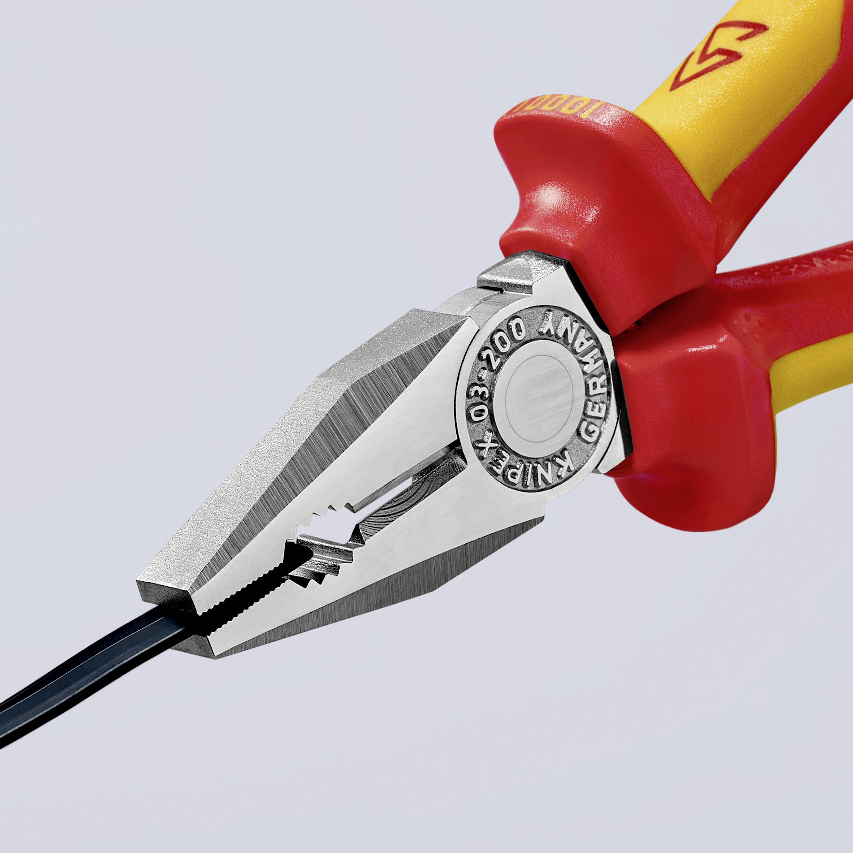 Eine rote und gelbe Kombizange hält ein schwarzes Kabel, bereit zum Schneiden oder Greifen. Das Werkzeug ist ergonomisch geformt.