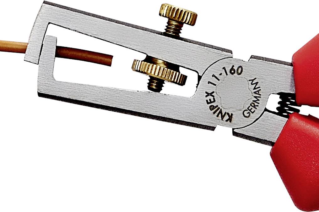 Ein rotes Abisolierwerkzeug entfernt die Isolierung von einem dünnen Kabel. Das Werkzeug ist aus Metall und zeigt die Gravur 'Knipex'.