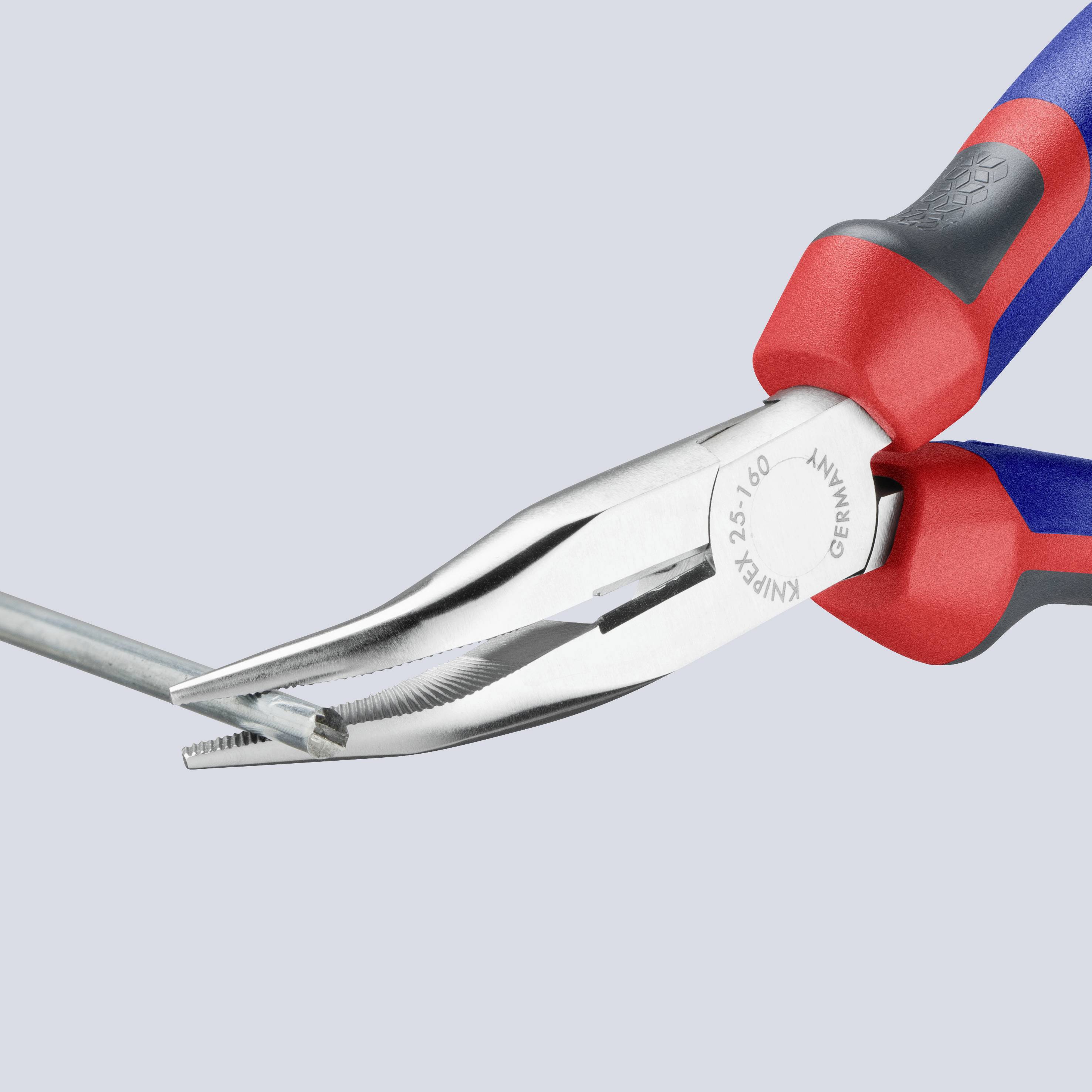 Zange hält einen dünnen Metallstab. Die Zange hat rote und blaue Griffe.