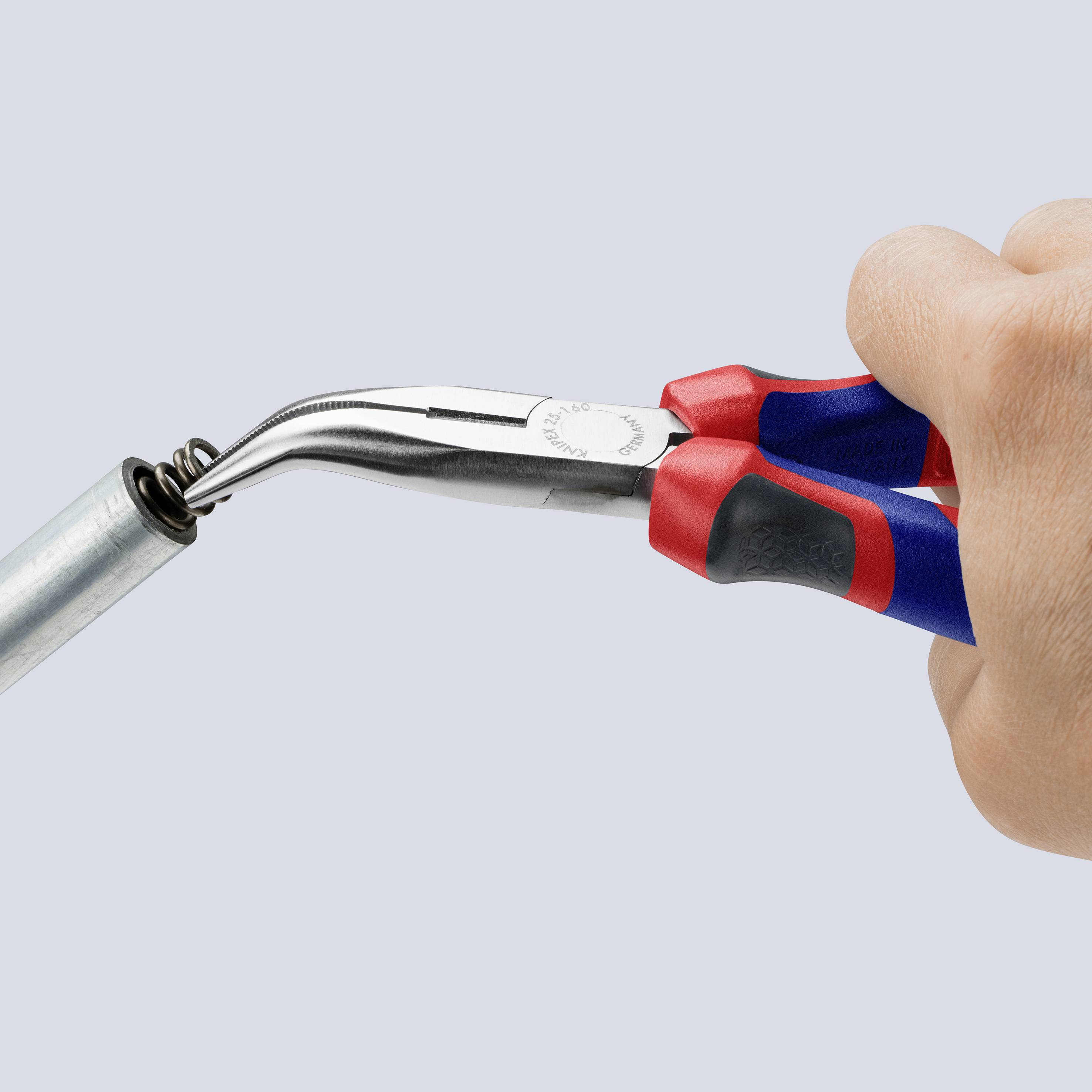 Eine Hand hält eine gebogene Spitzzange und greift ein Metallrohr. Das Werkzeug hat einen blauen und roten Griff.