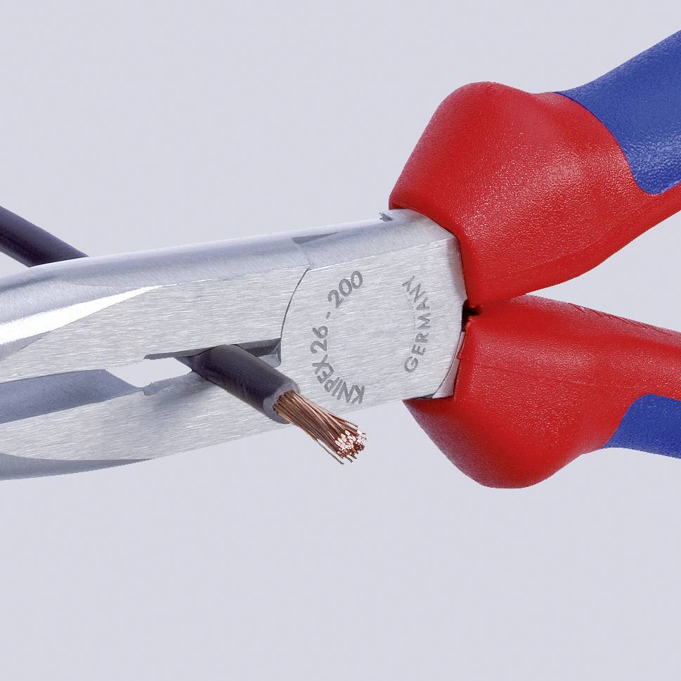 Zange schneidet ein Elektro-Kabel. Die Zange hat rote und blaue Griffe, das Kabel ist schwarz mit kupferfarbigen Drähten.