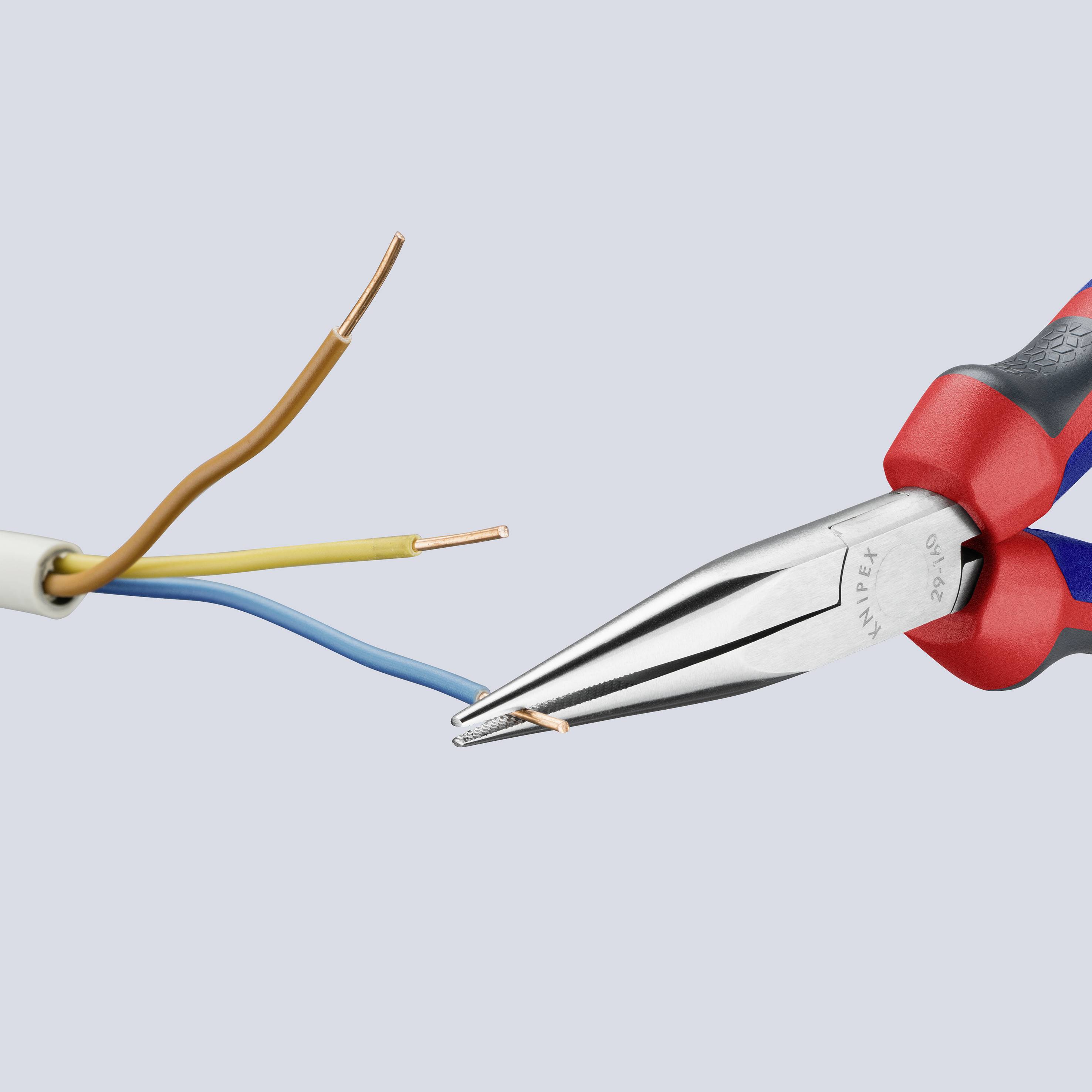 Eine Zange mit isolierten Griffen schneidet ein mehradriges Kabel. Drei freiliegende Drähte sind sichtbar: braun, blau und kupferfarben.