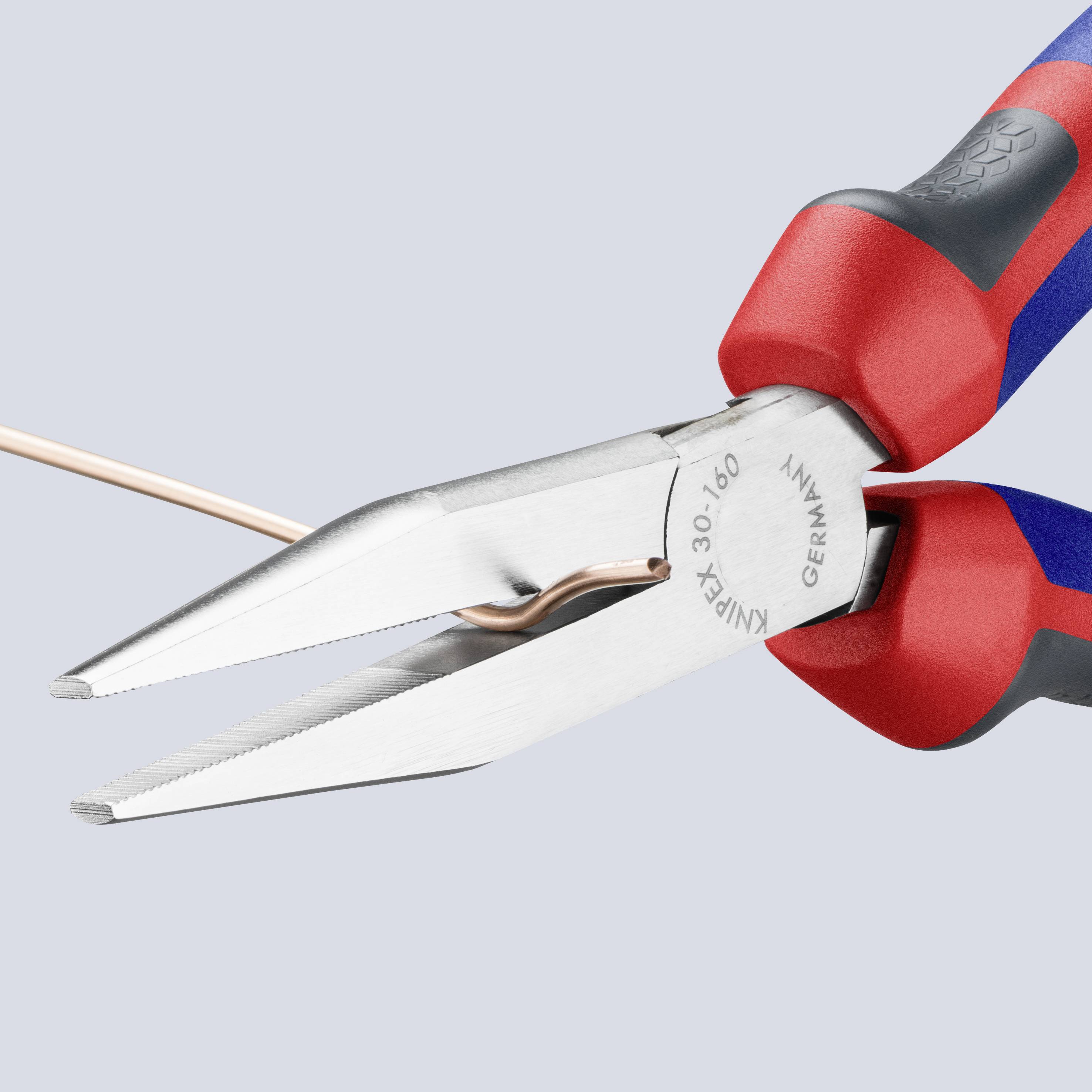 Eine Knipex-Spitzzange schneidet einen dünnen Draht. Der Griff ist rot-blau.