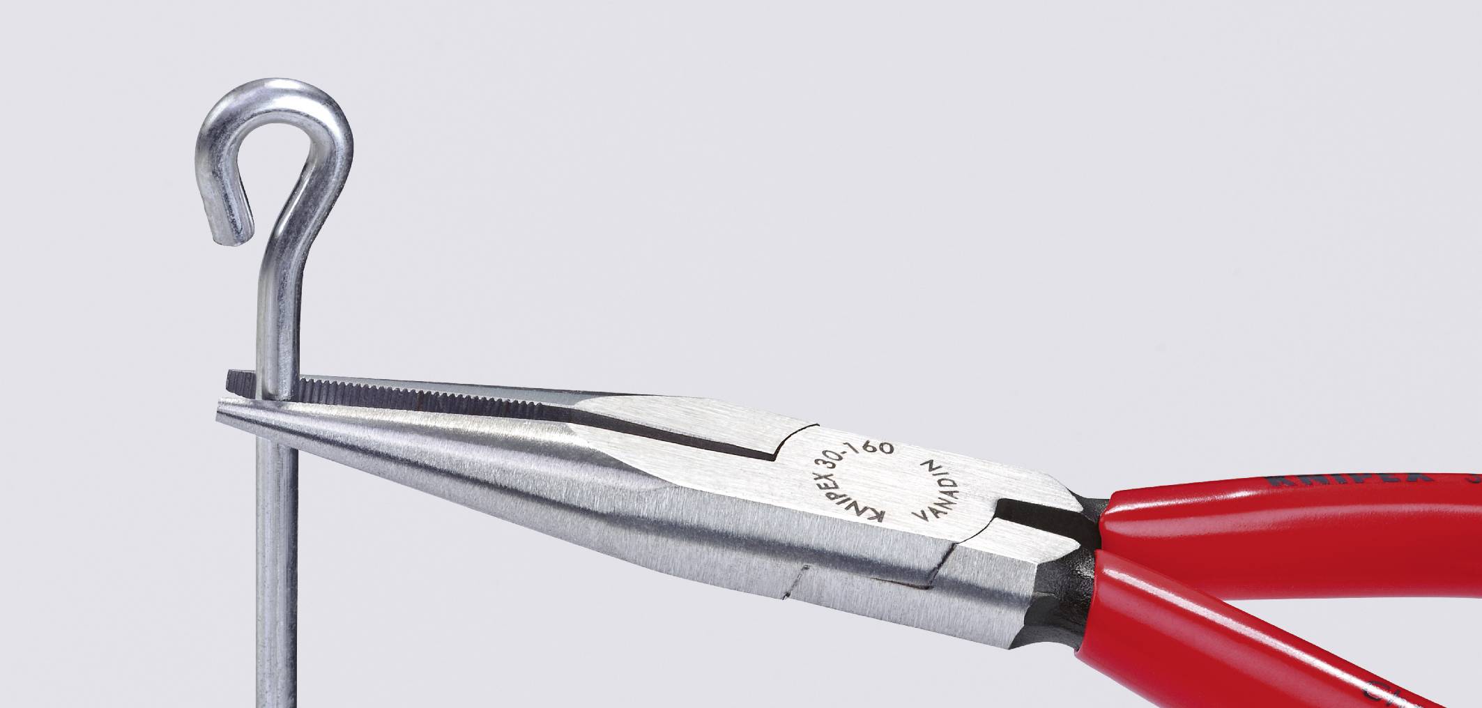 Eine rote Zange hält einen gebogenen Haken aus Metall.