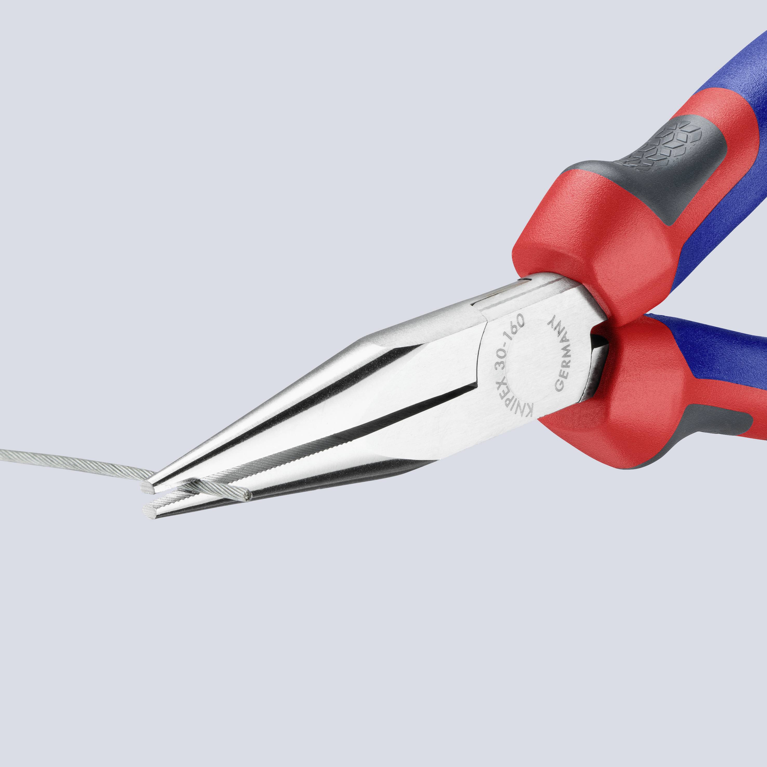 Eine Kombizange schneidet ein Kabel. Die Zange hat rote und blaue Griffe und eine lange, schmale Spitze, die das Kabel durchtrennt.