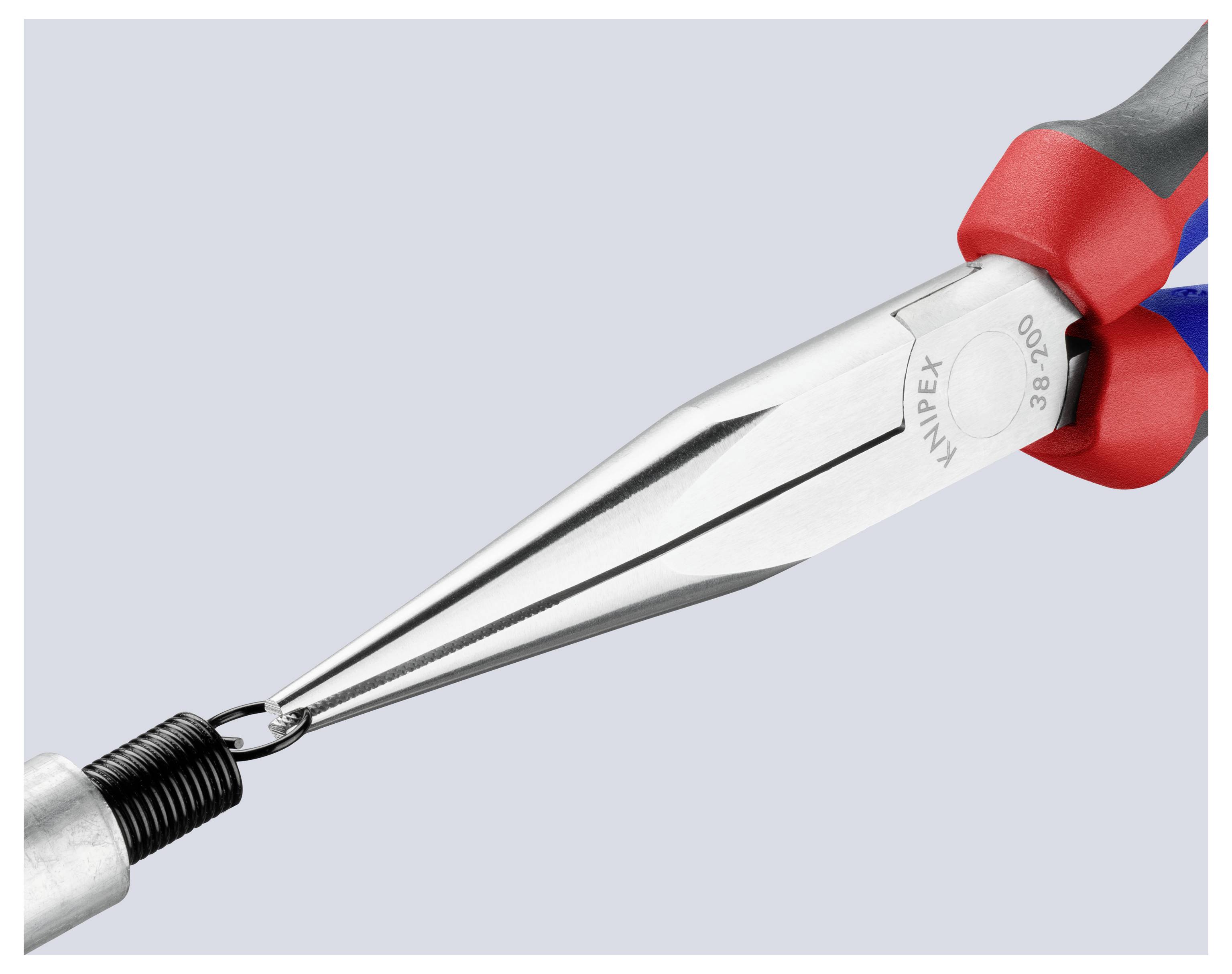 Nahaufnahme einer Spitzzange, die einen kleinen Metallring hält, der an einem Gewindbolzen oder Verbinder befestigt ist.
