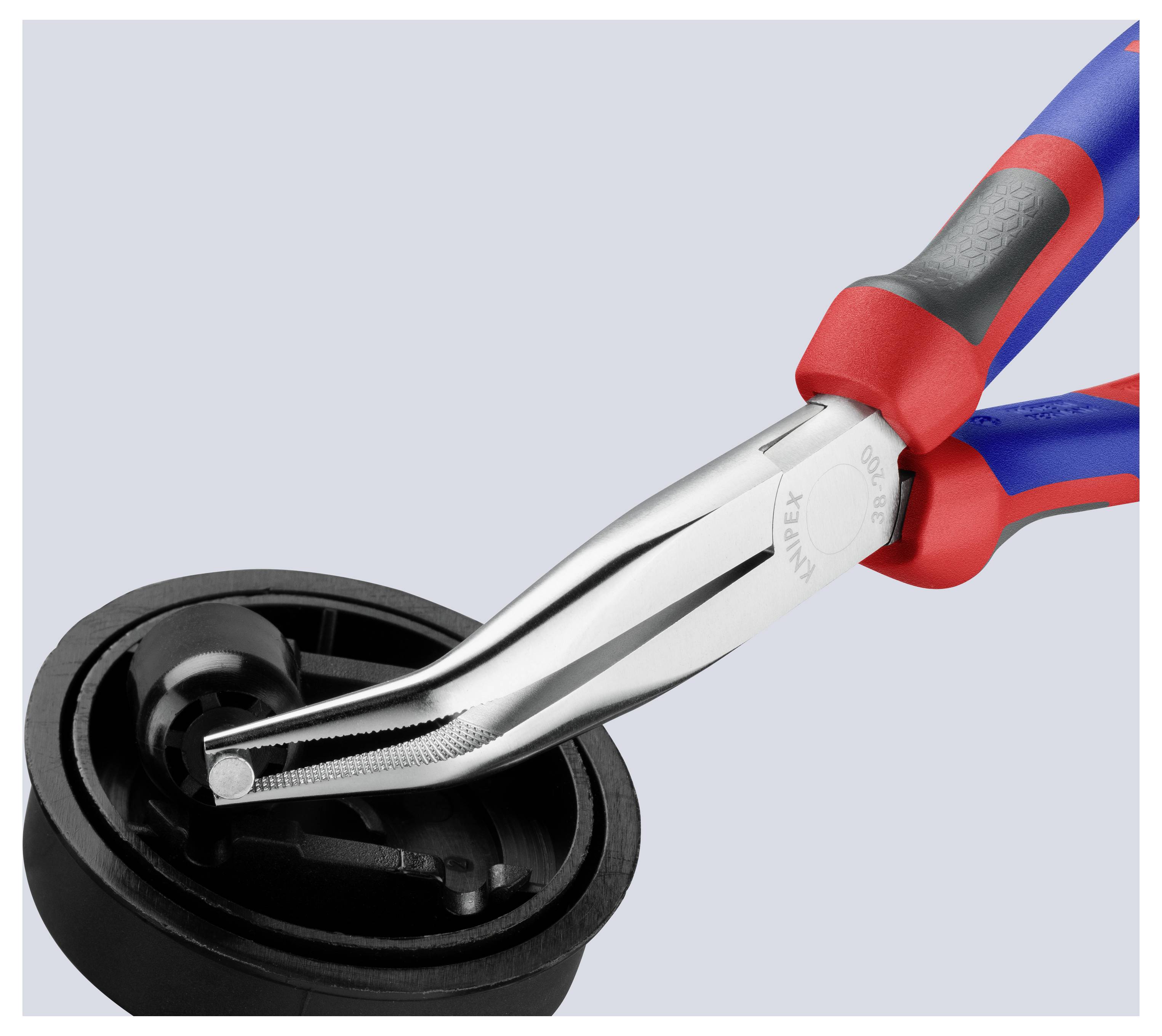 Ein Paar blauer und roter Zangen greift ein rundes schwarzes Kunststoffobjekt. Der Fokus liegt auf dem präzisen Griff des Werkzeugs um das Objekt.