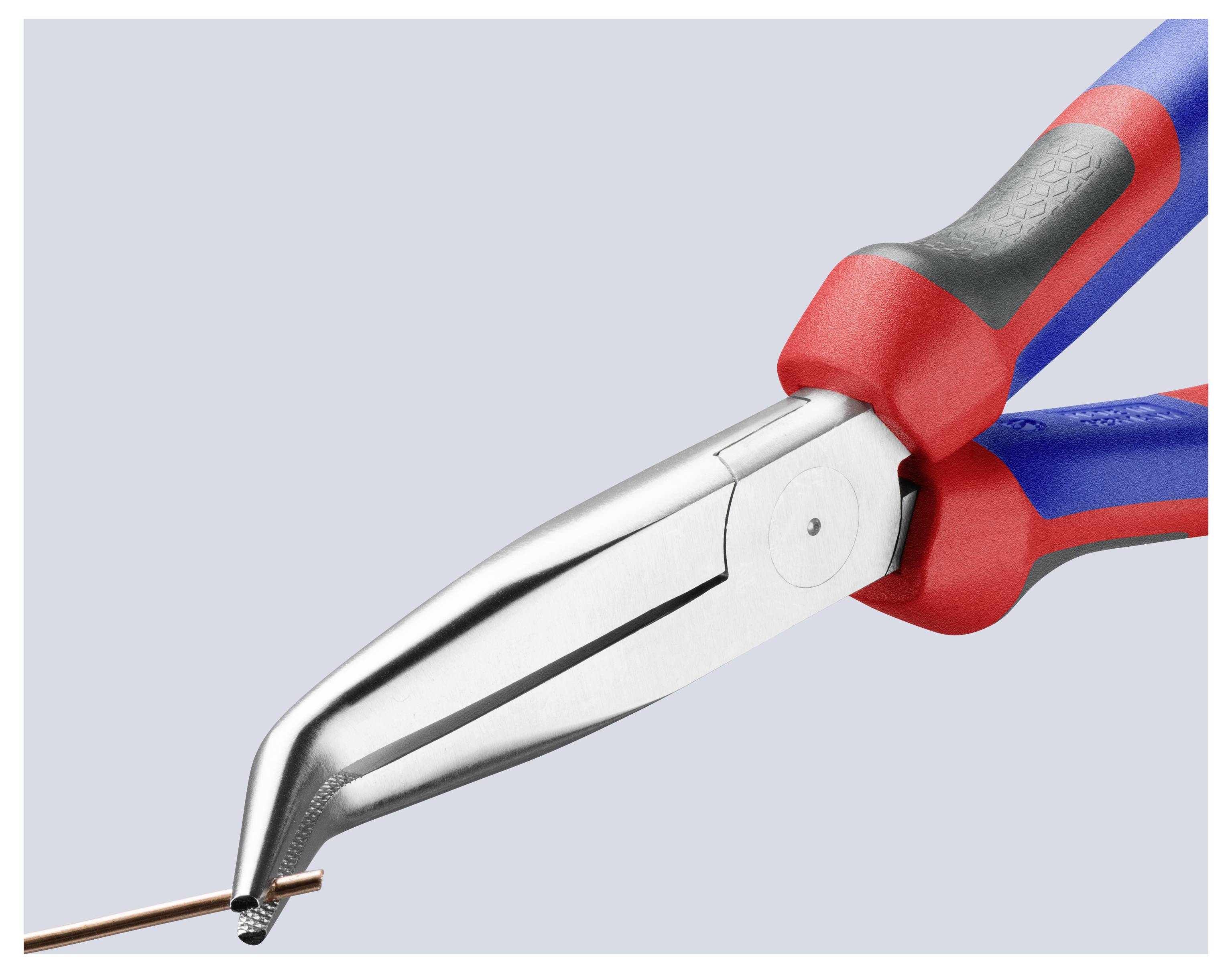 Ein Paar rote und blaue Handzangen, die einen dünnen Kupferdraht gegen einen hellgrauen Hintergrund halten.