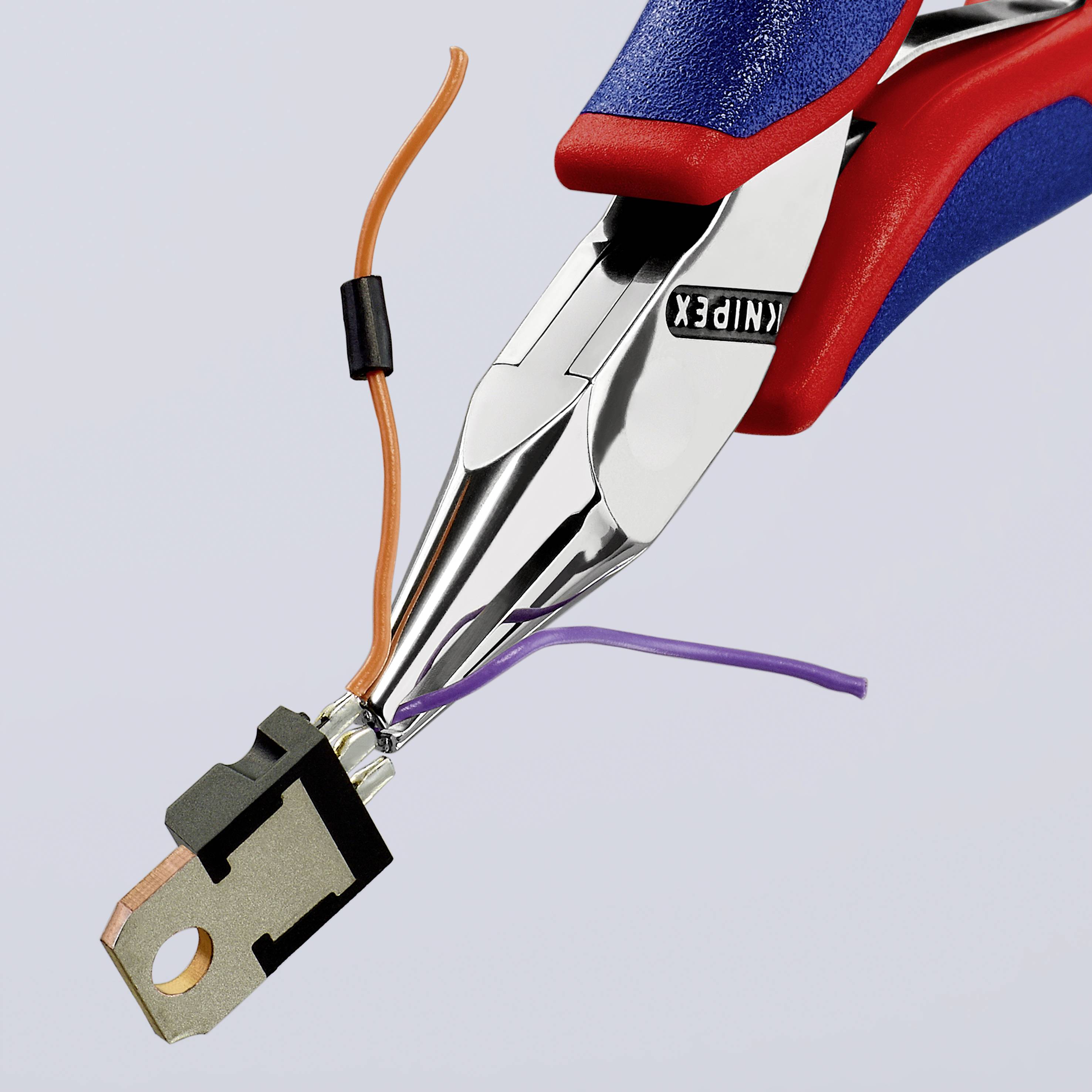 Eine Zange hält einen kleinen schwarzen elektrischen Bauteil mit Kupferdrähten, die blau und orange isoliert sind.