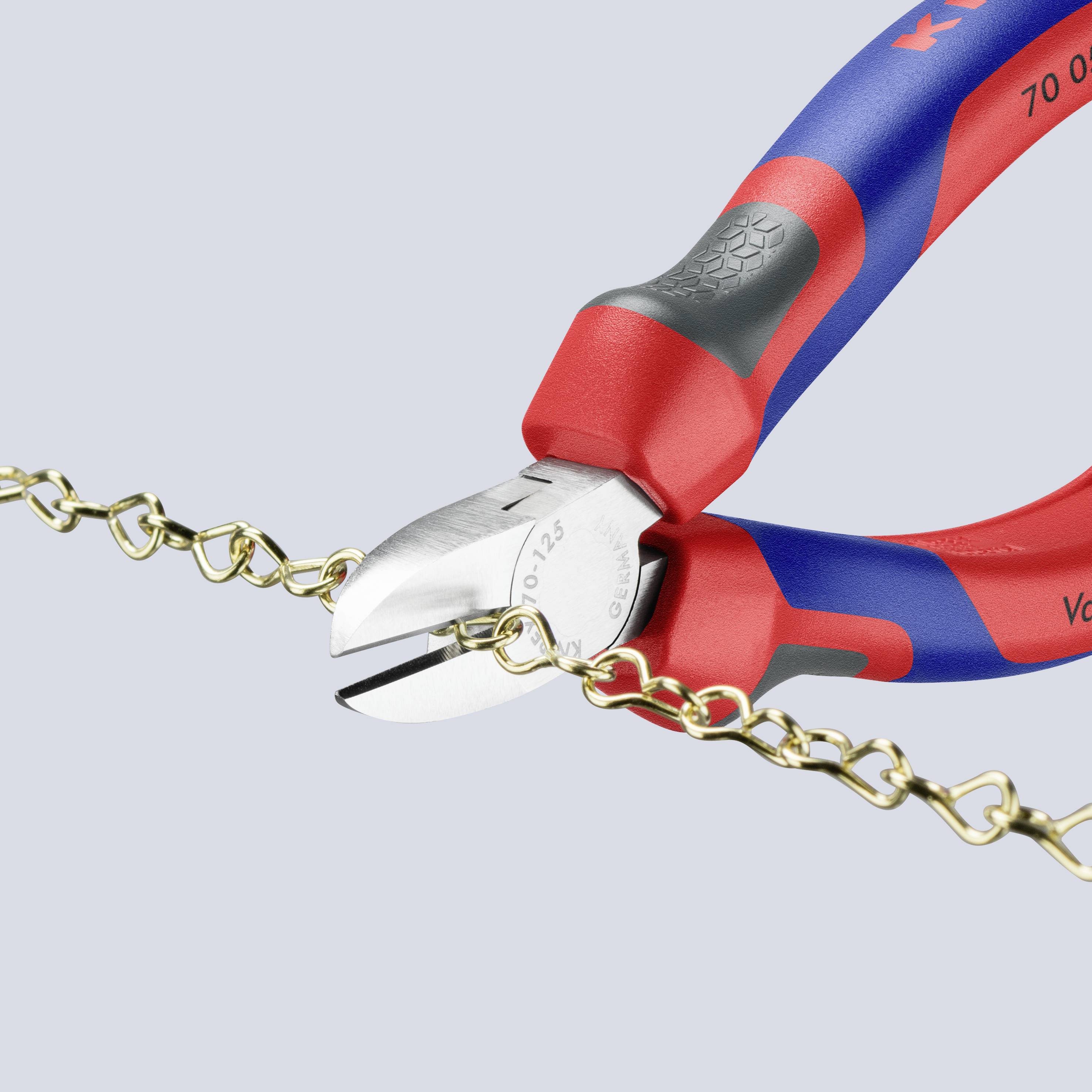 Seitenschneider durchtrennt goldene Kette vor hellblauem Hintergrund. Handgriff ist rot und blau.