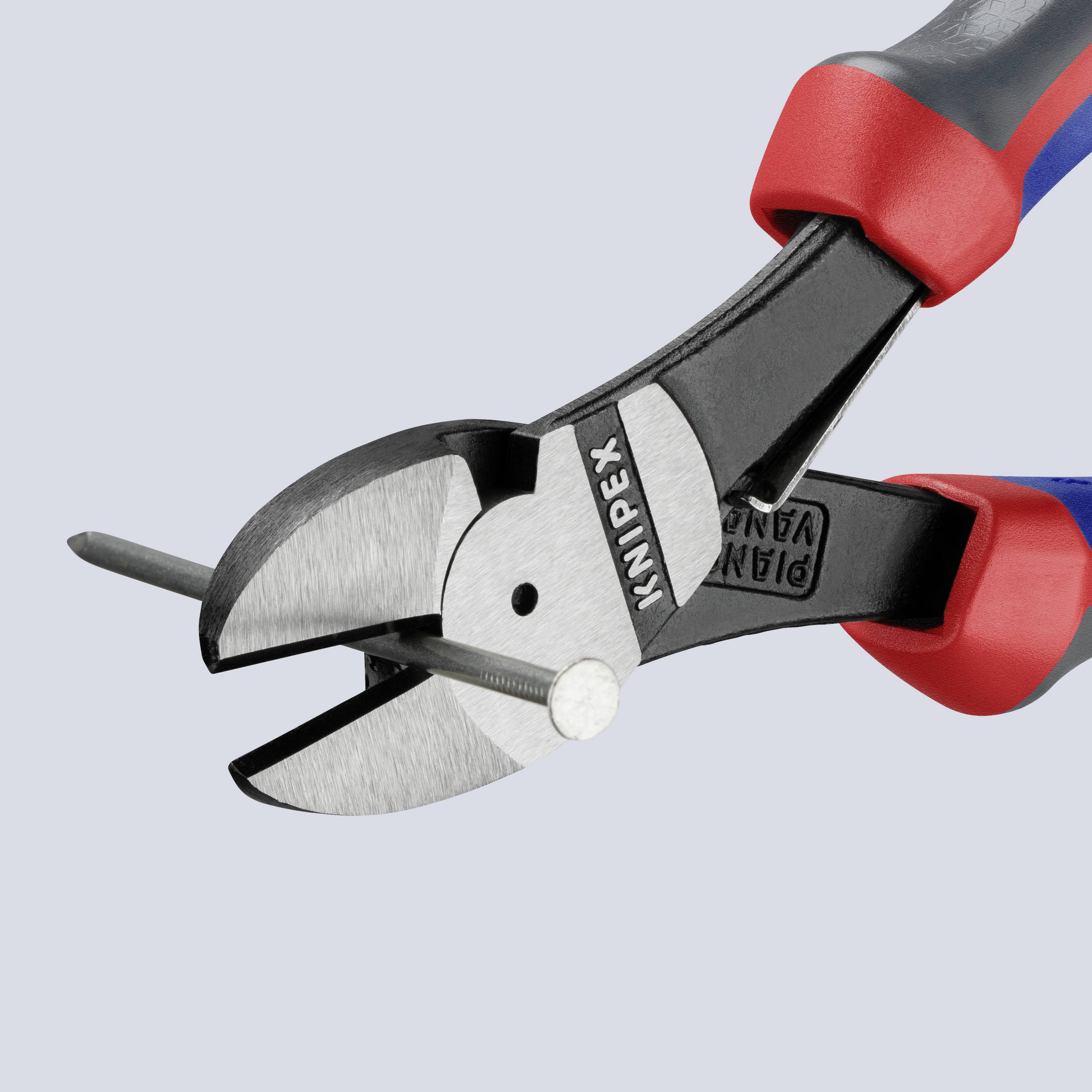 Zange schneidet ein Kabel. Die Zange hat schwarze Griffe mit roten Enden und trägt die Aufschrift 'KNIPEX'.