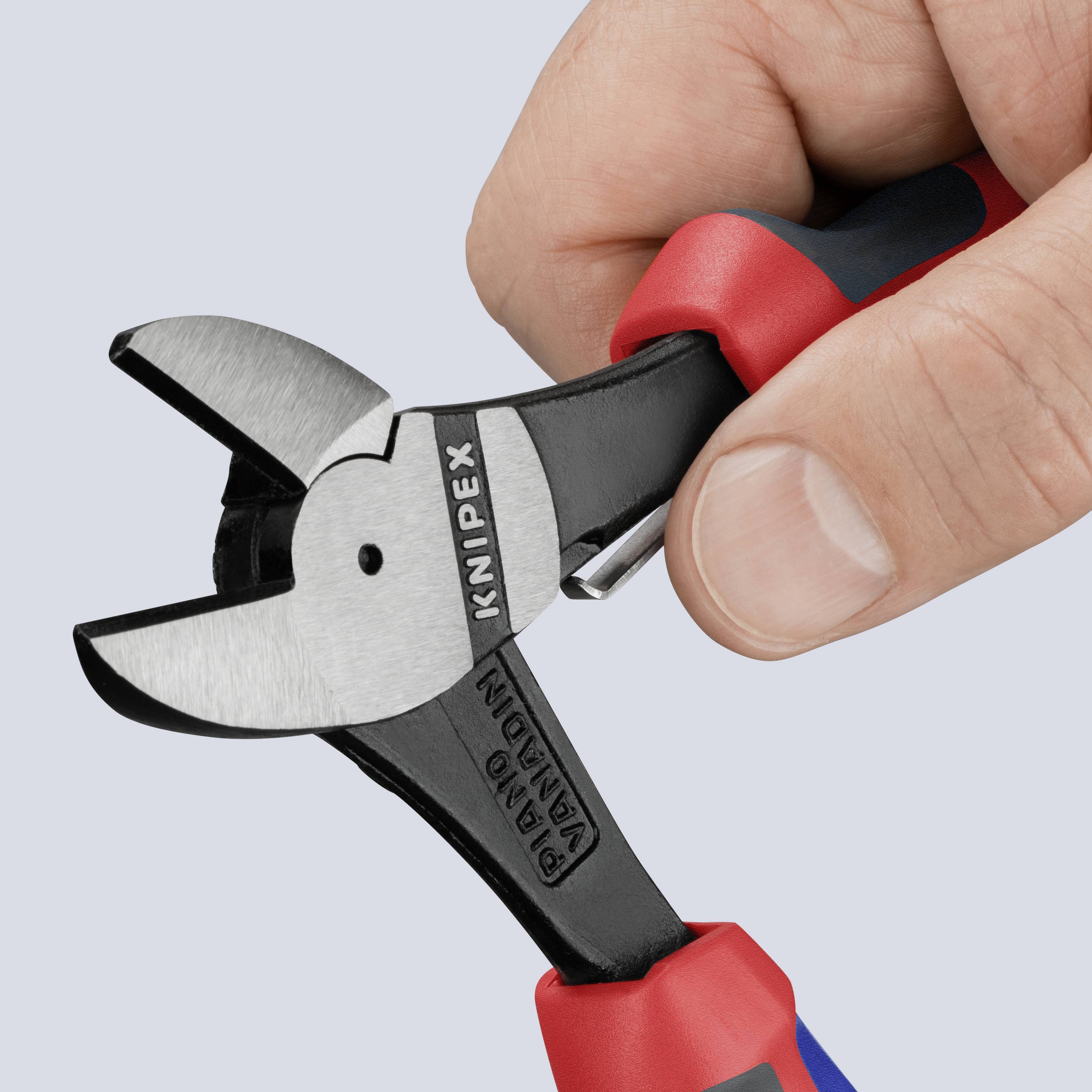 Eine Hand hält einen Knipex-Seitenschneider mit roten und blauen Griffen, geeignet für präzises Schneiden von Drähten und Kabeln.
