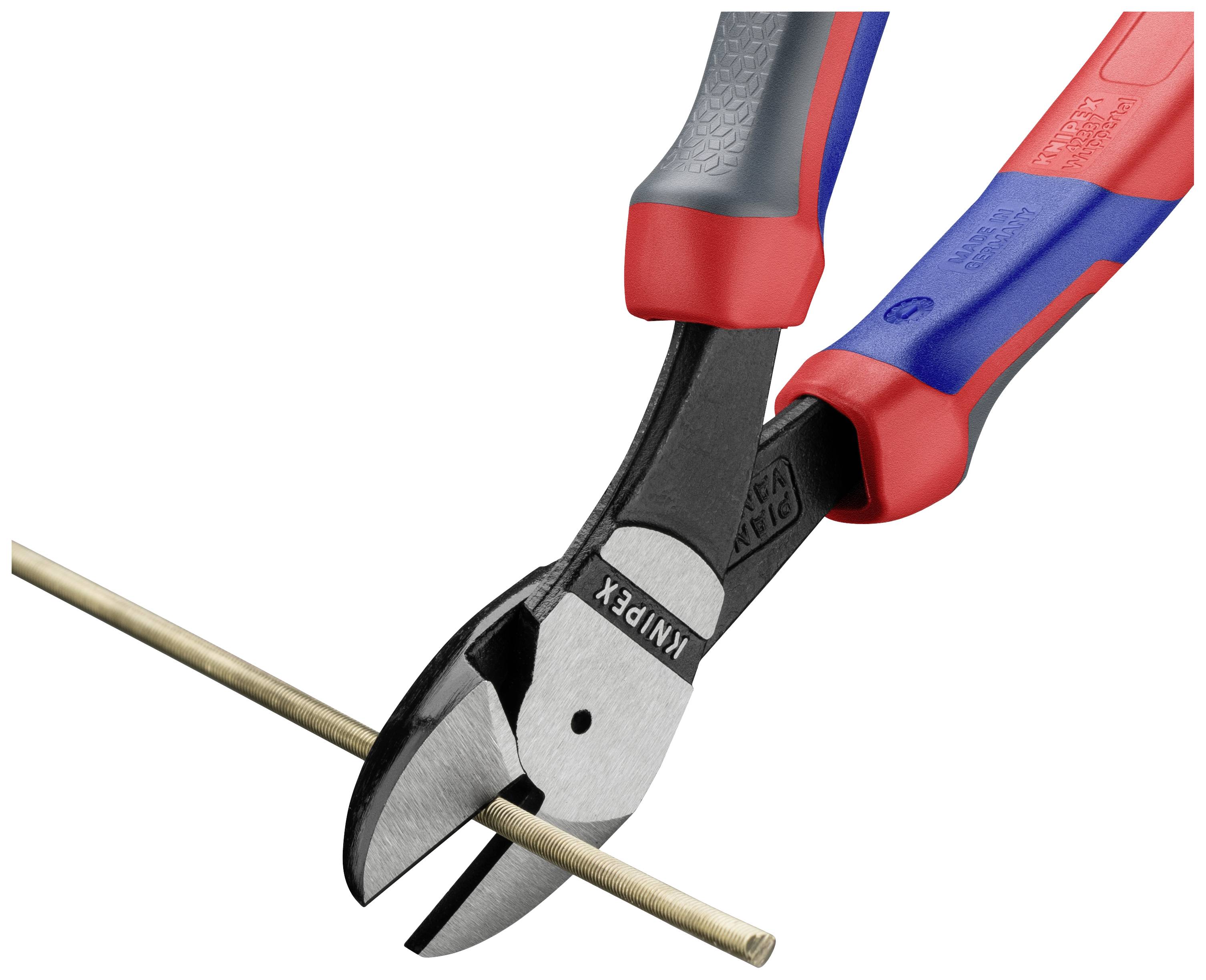 Ein Seitenschneider durchtrennt einen dünnen Metallstab. Der Griff ist blau und rot, die Klingen sind glänzend.