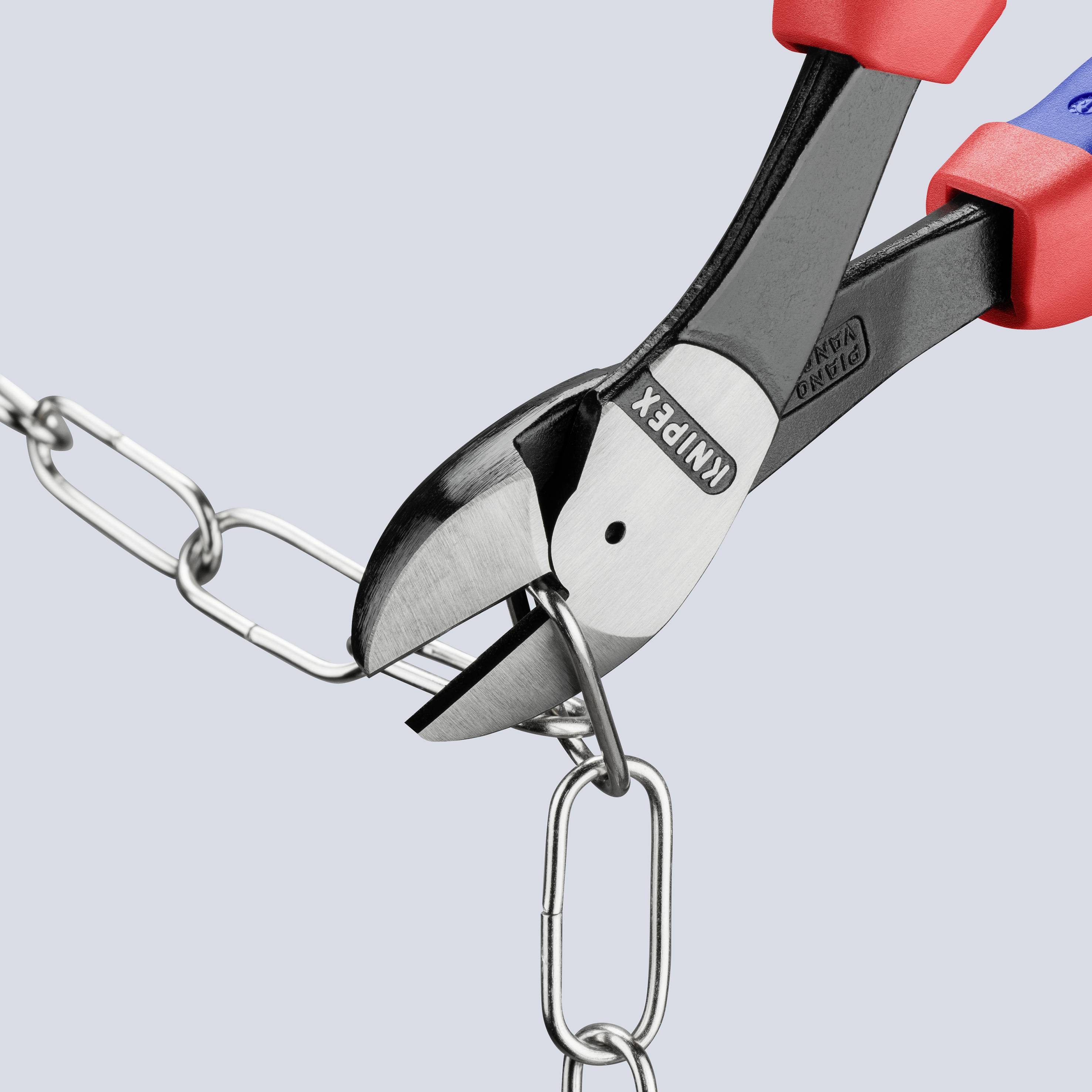 Eine Zange durchtrennt eine Metallkette vor einem einfarbigen Hintergrund.