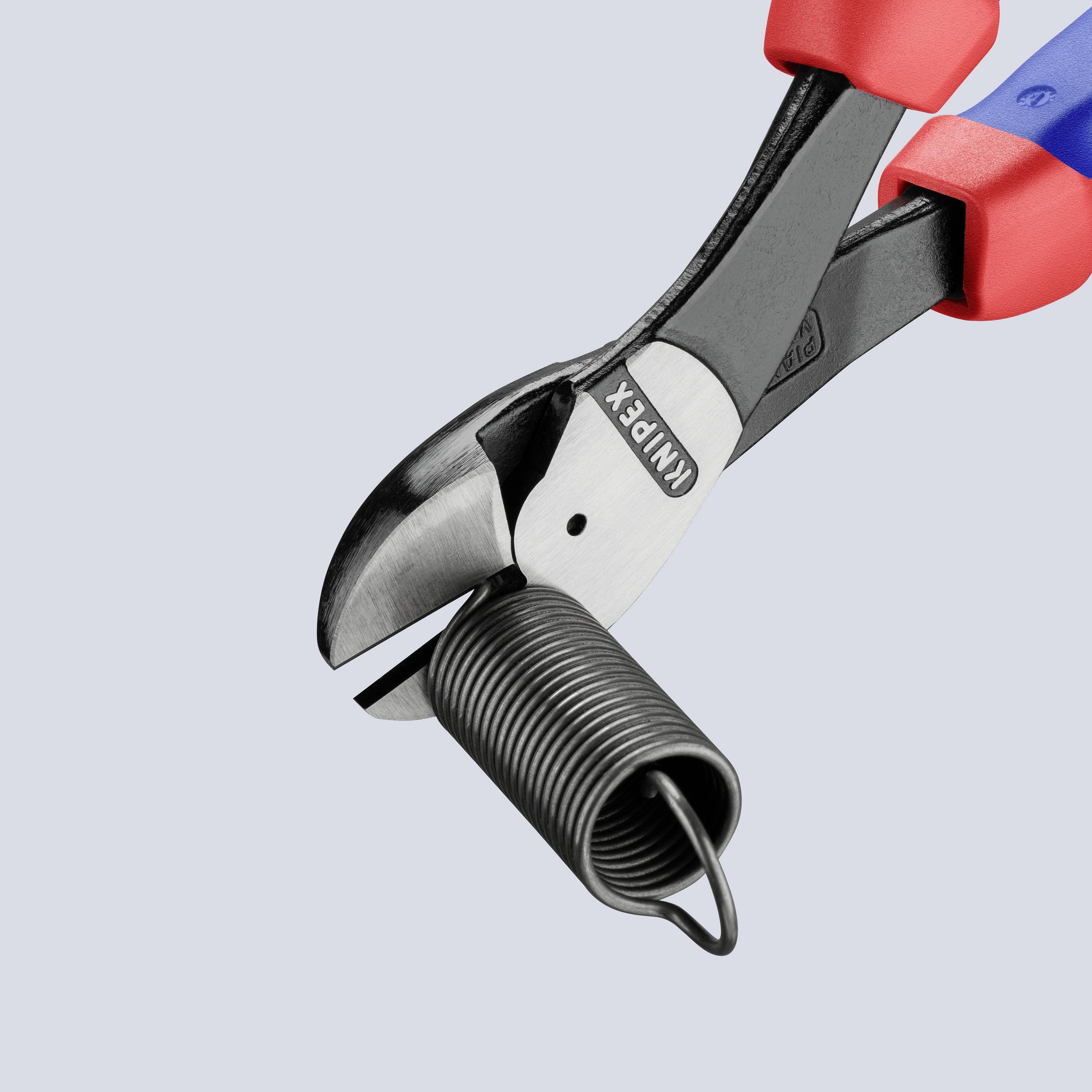 Die Zange schneidet durch eine Metallfeder und demonstriert dabei ihre scharfe Schneidkraft; die Griffe sind rot und ergonomisch gestaltet für einen sicheren Halt.