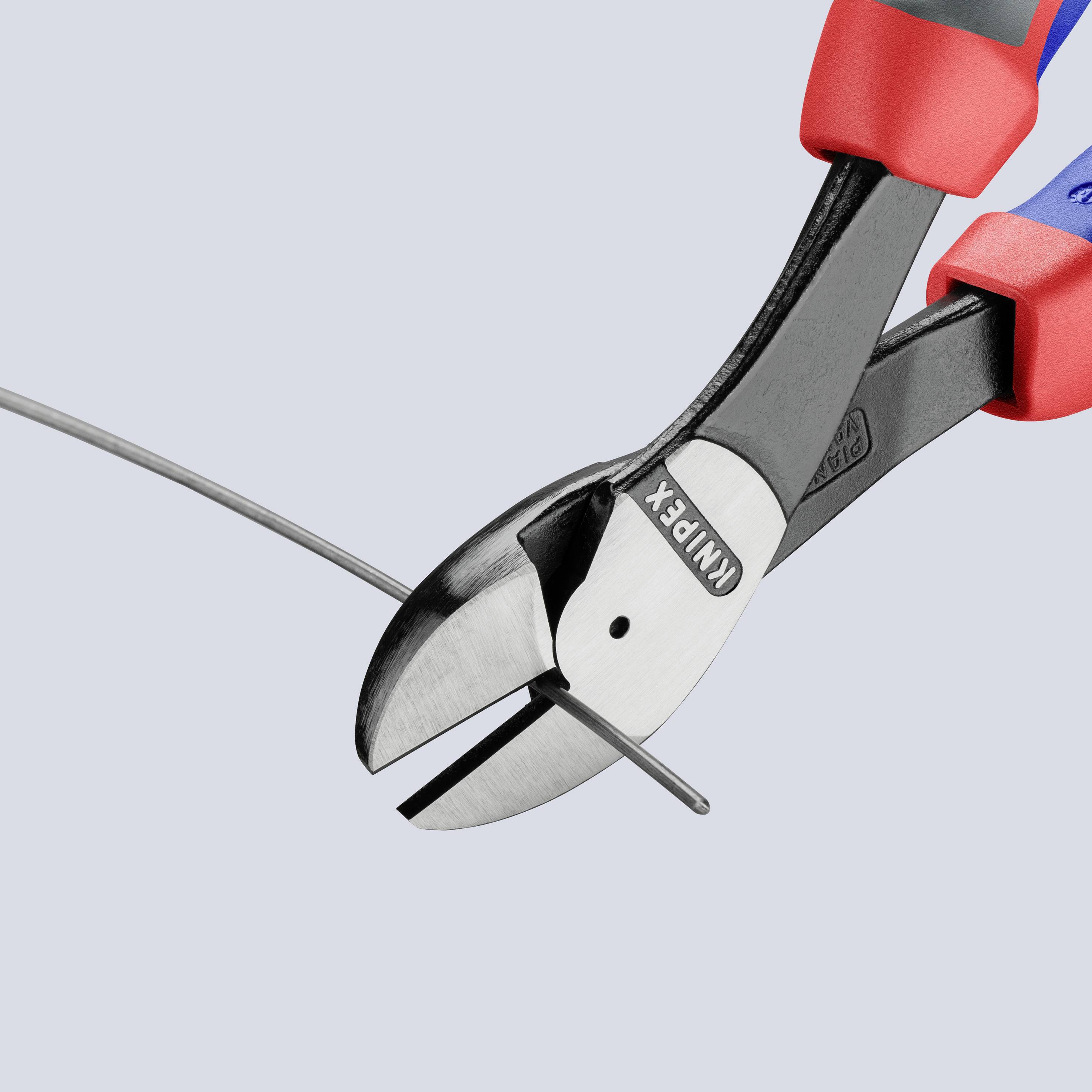 Ein Paar KNIPEX-Seitenschneider, die einen Metalldraht durchtrennen, vor einem einfarbigen hellgrauen Hintergrund.