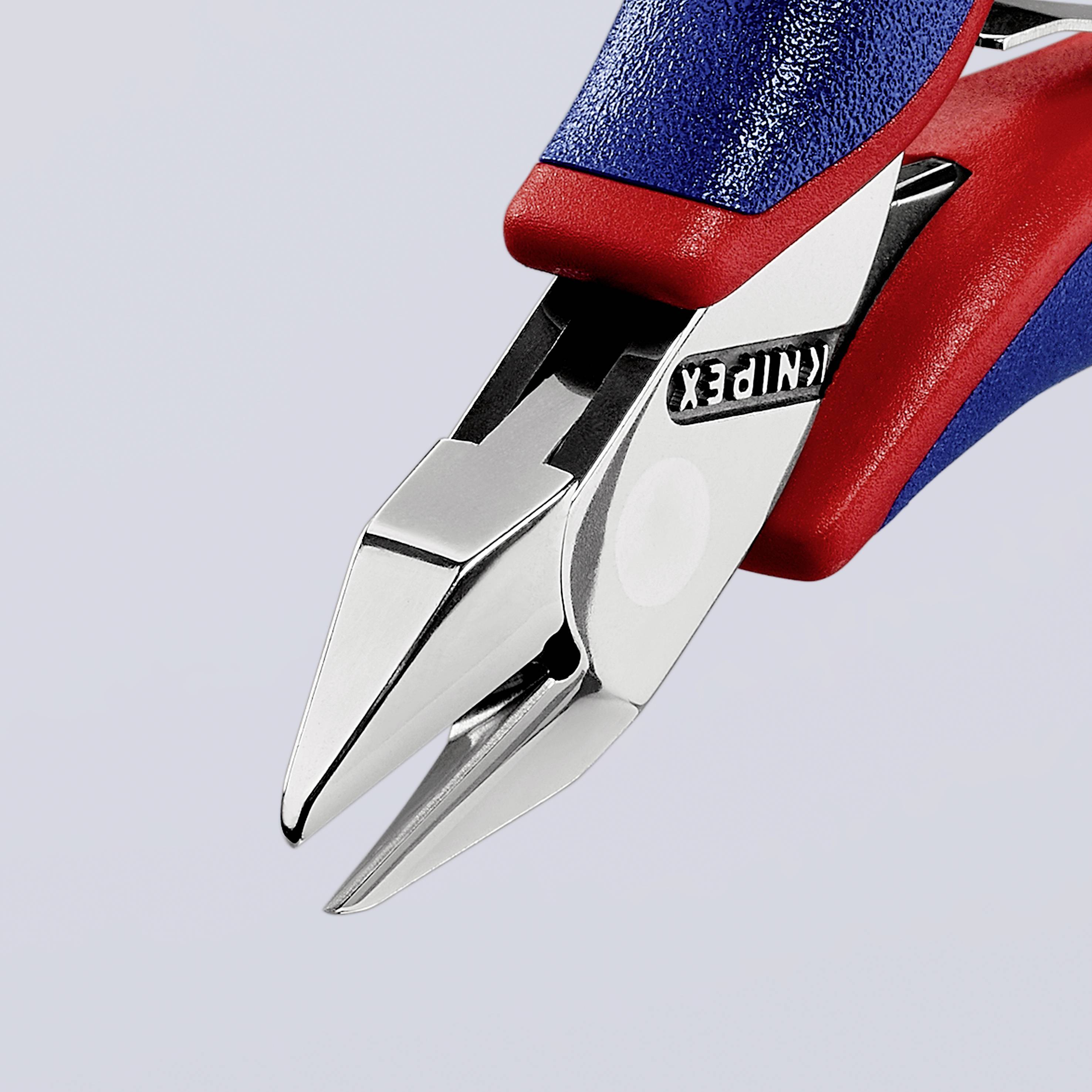 Eine silberne Spitzzange mit blauen und roten Griffen, hergestellt von Knipex, zeigt die Vorderseite mit geschlossenen Backen.