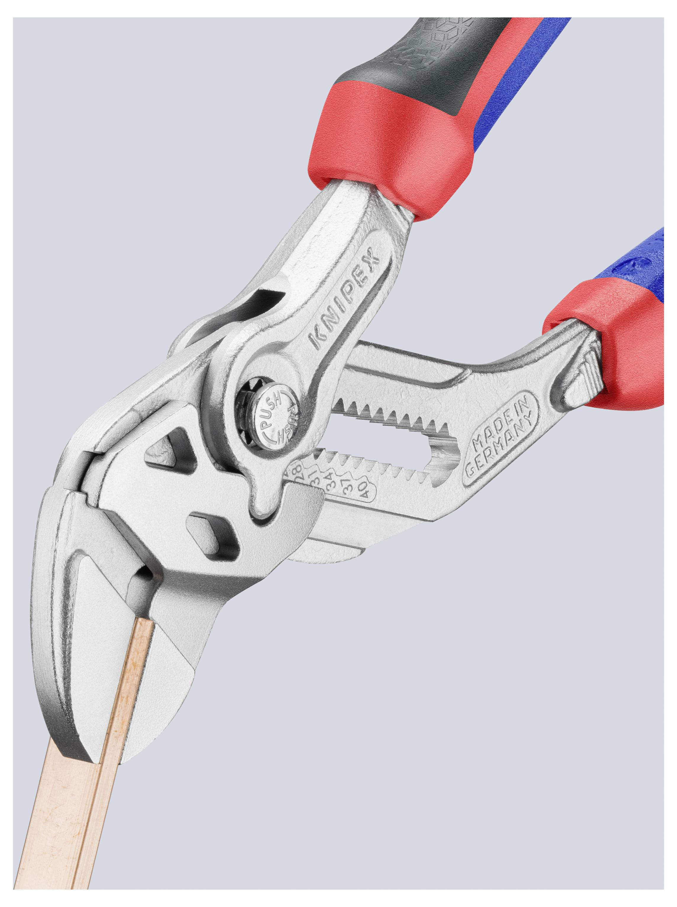 Eine Metallzange greift einen Draht, mit roten und blauen Gummihandgriffen zur Isolierung. Das Werkzeug verfügt über einen verstellbaren Backenme­chanismus.