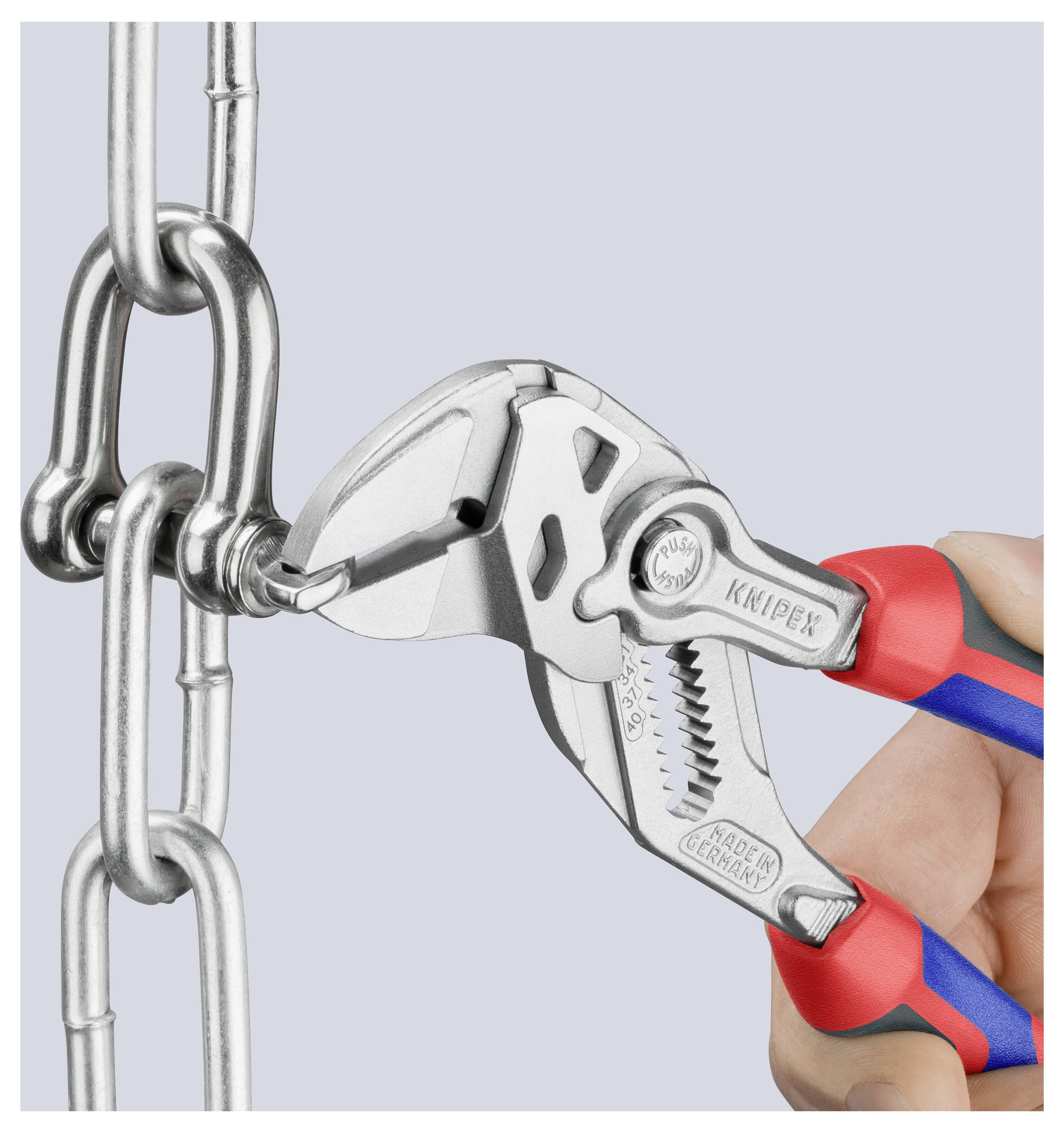 Eine Hand benutzt verstellbare Zangen, um ein Metallkettenglied zu durchschneiden, und demonstriert damit die Schneidefunktion des Werkzeugs.