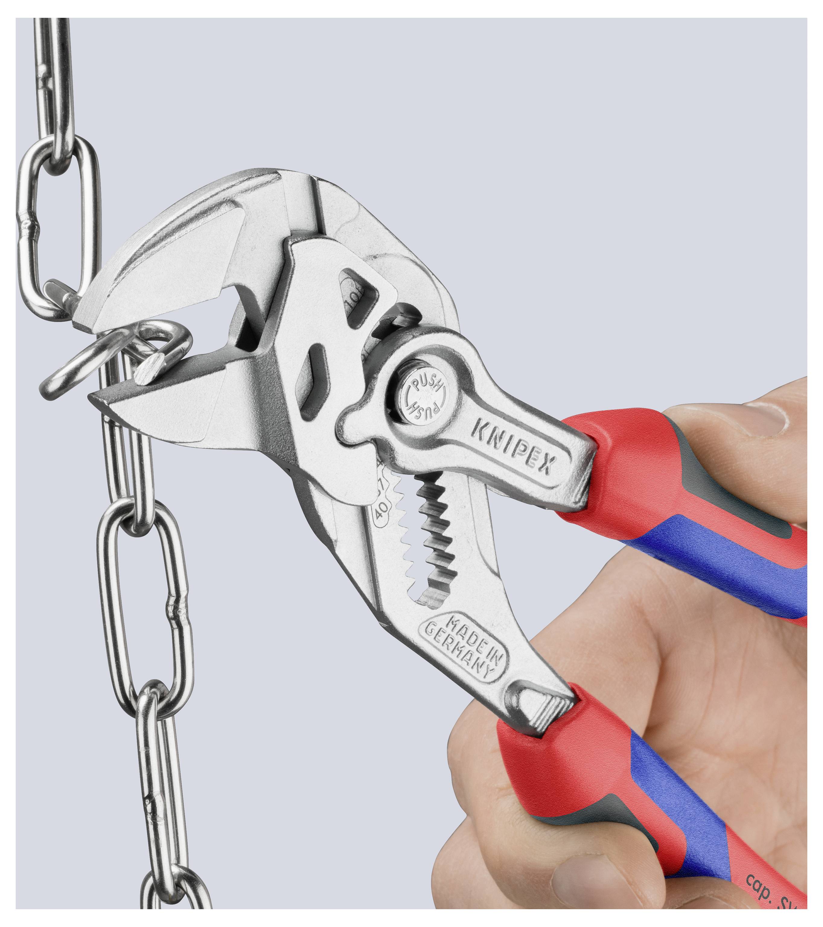 Eine Person verwendet eine verstellbare Zange, um eine Metallkette zu greifen, und demonstriert damit die Vielseitigkeit und Griffstärke des Werkzeugs.