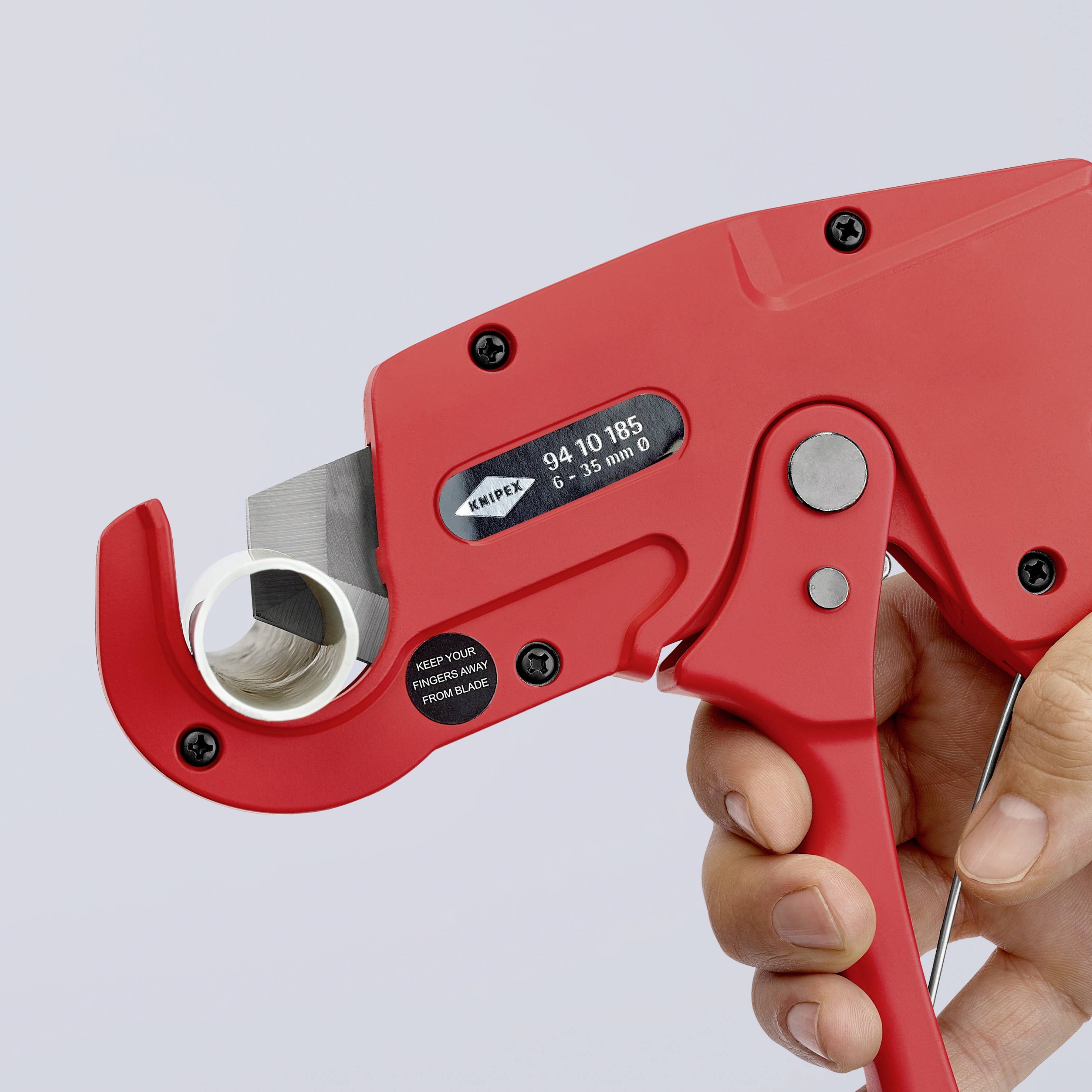 Eine Hand hält ein rot-schwarzes Werkzeug mit der Aufschrift 'Knipex', geeignet zum Schneiden von Seilen oder Kabeln.