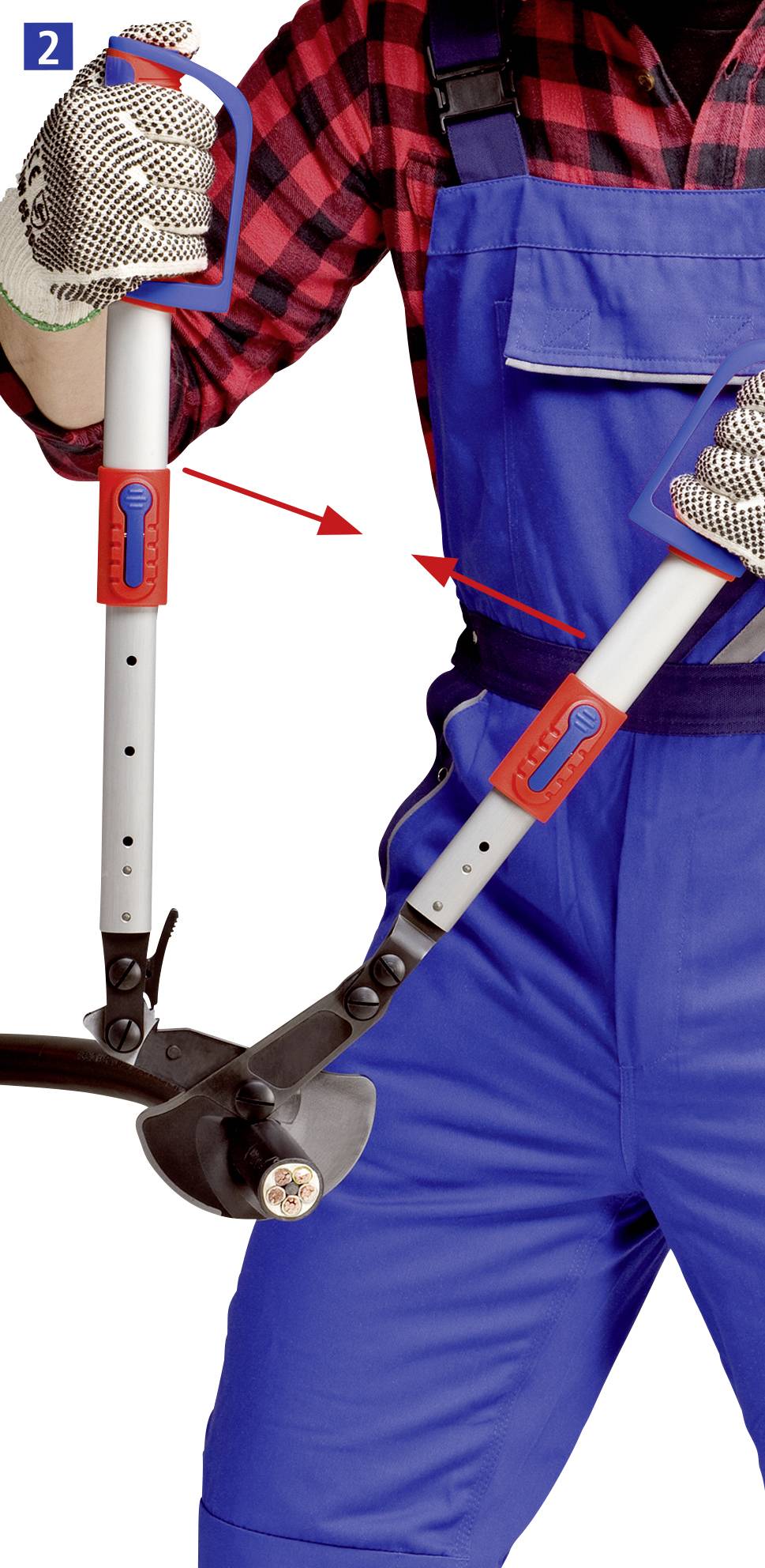 Person in blauem Overall und kariertem Hemd hält einen Rasentrimmer mit verstellbarem Griff. Trimmerkopf zeigt nach unten.