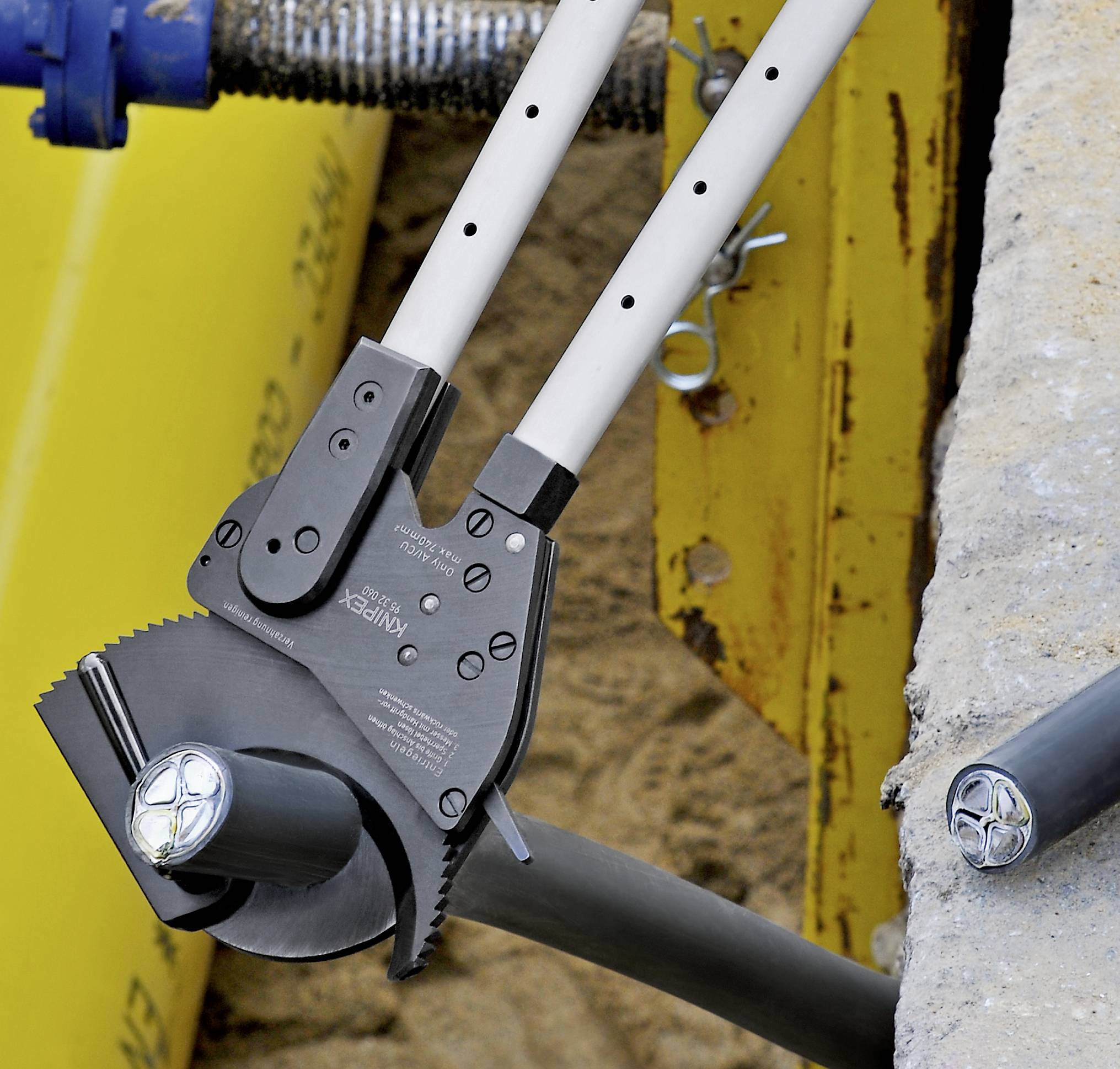 Knipex 95 32 060 Ratschen-Kabelschneider Geeignet für (Abisoliertechnik) Alu- und Kupferkabel, ein- und mehrdrähtig 60 mm 740 mm²