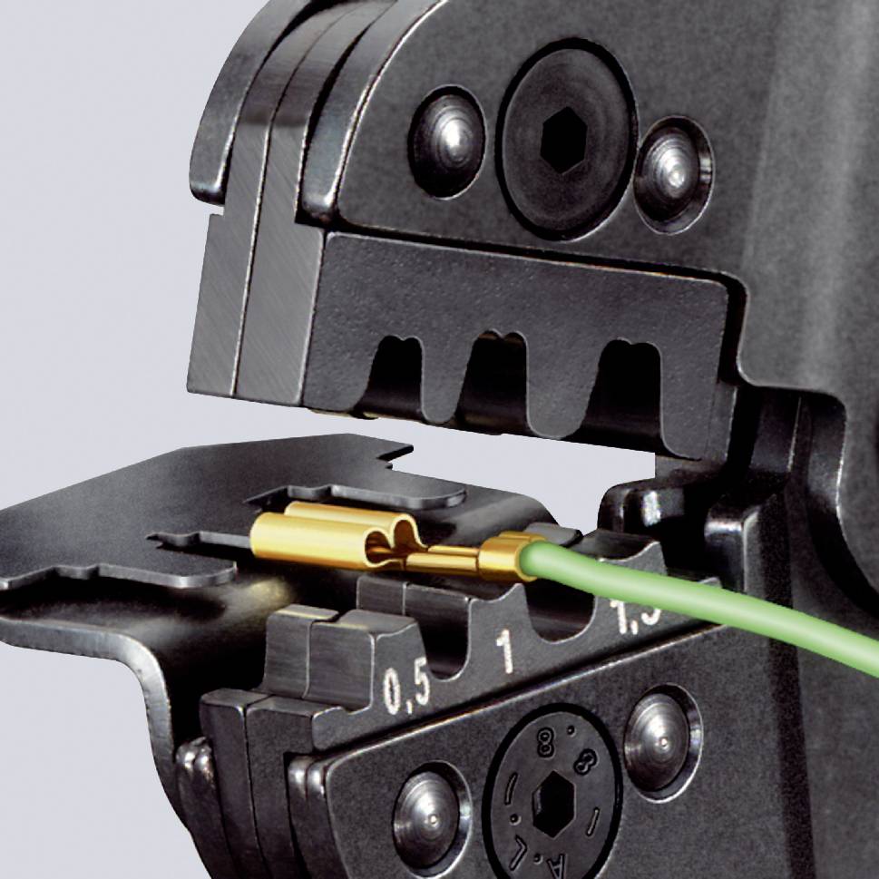 Kabel und Klemme in einer Crimpzange, die zum Verbinden von elektrischen Leitungen verwendet wird. Fokus auf Präzision und Technik.