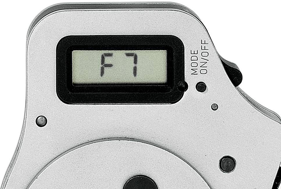 Nahaufnahme eines elektronischen Geräts mit einem kleinen Display, das 'F7' anzeigt. Daneben befinden sich die Beschriftungen 'Mode' und 'On/Off'.
