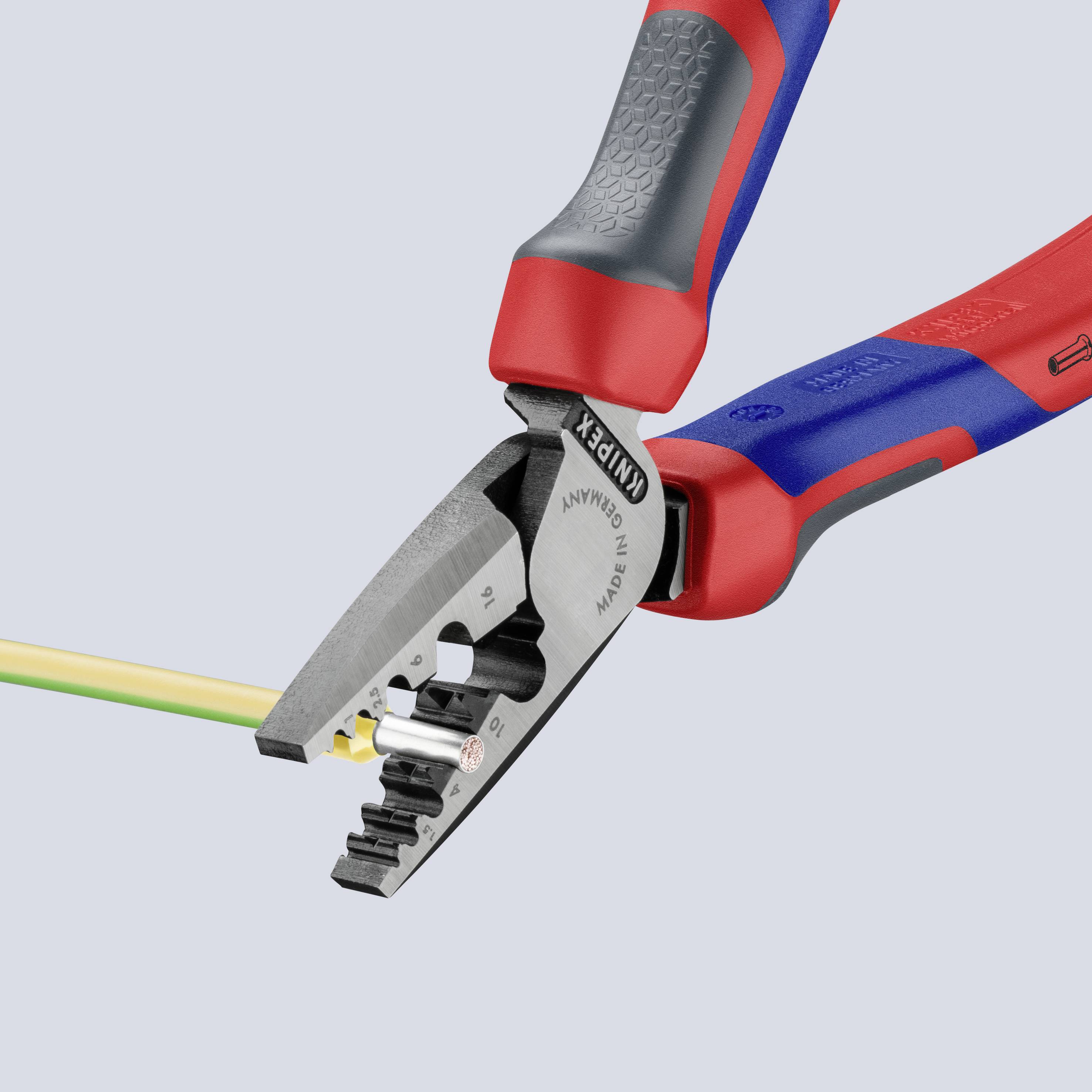 Abisolierzange hält ein gelbes Kabel. Der Griff ist rot-blau und ergonomisch gestaltet. Markenname auf der Zange sichtbar.