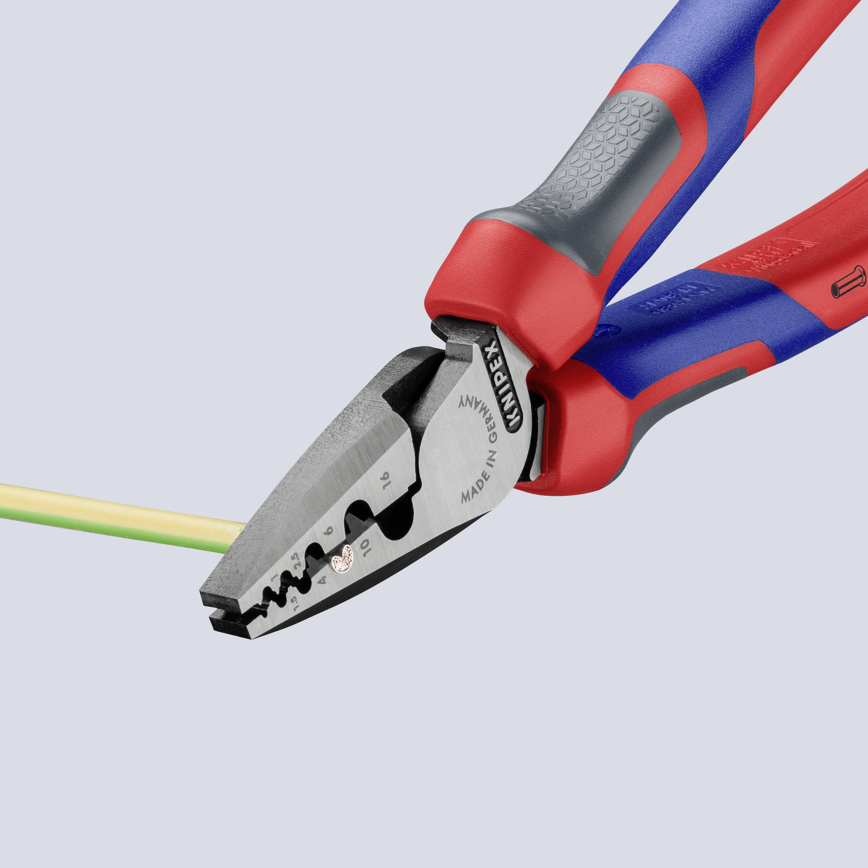 Eine rot-blaue Kombizange schneidet ein mehrfarbiges Kabel. Sie wird in Nahaufnahme gezeigt, betont Präzision und Funktionalität.
