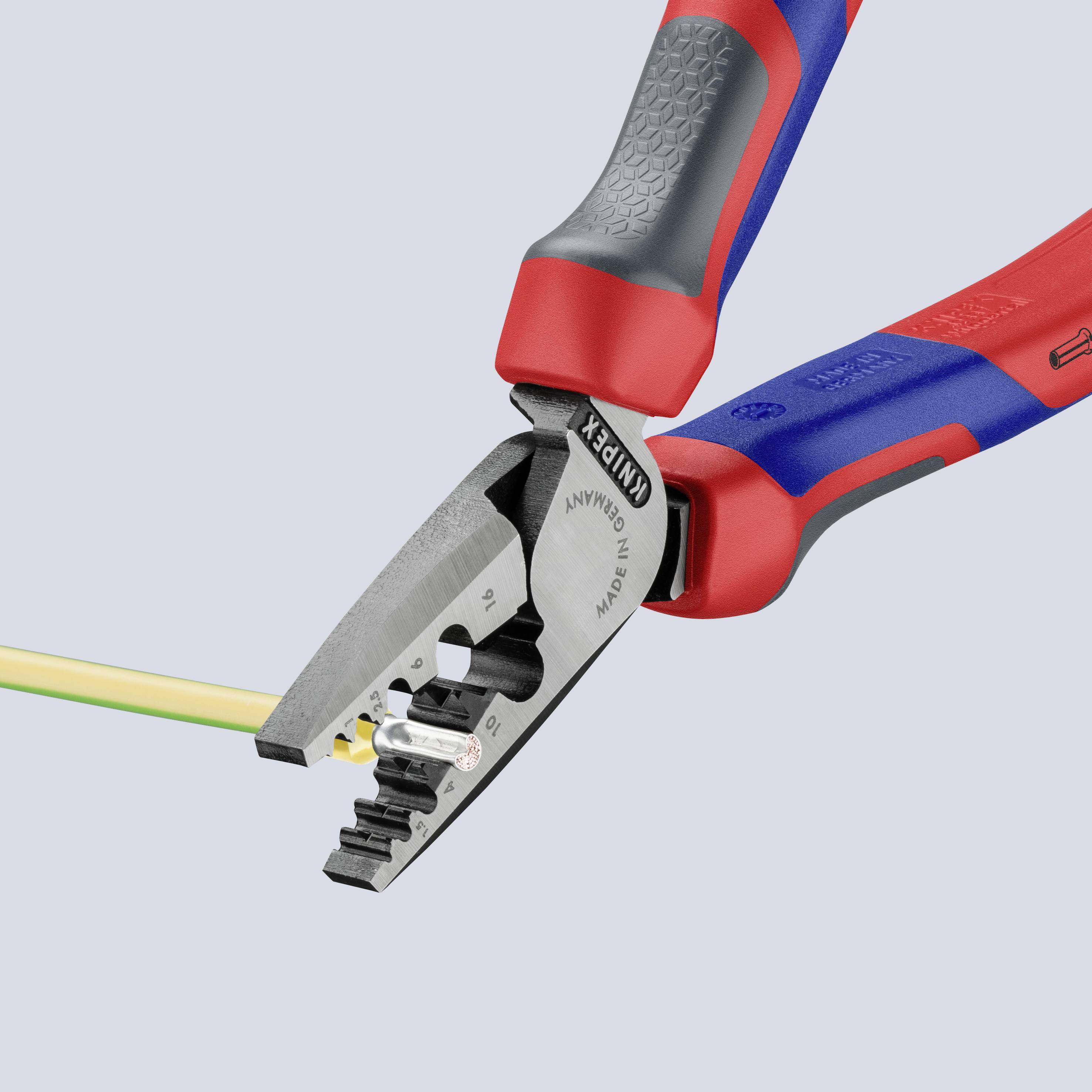 Eine rote und blaue Abisolierzange schneidet ein gelbes Kabel. Die Zange zeigt Details zu Marken und Funktionalität.