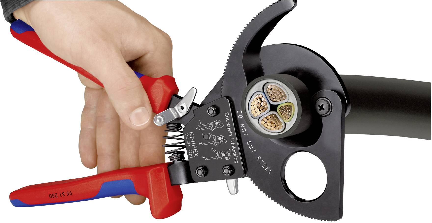 Person benutzt eine Schneidezange, um ein dickes Kabel mit mehreren Drähten zu schneiden.