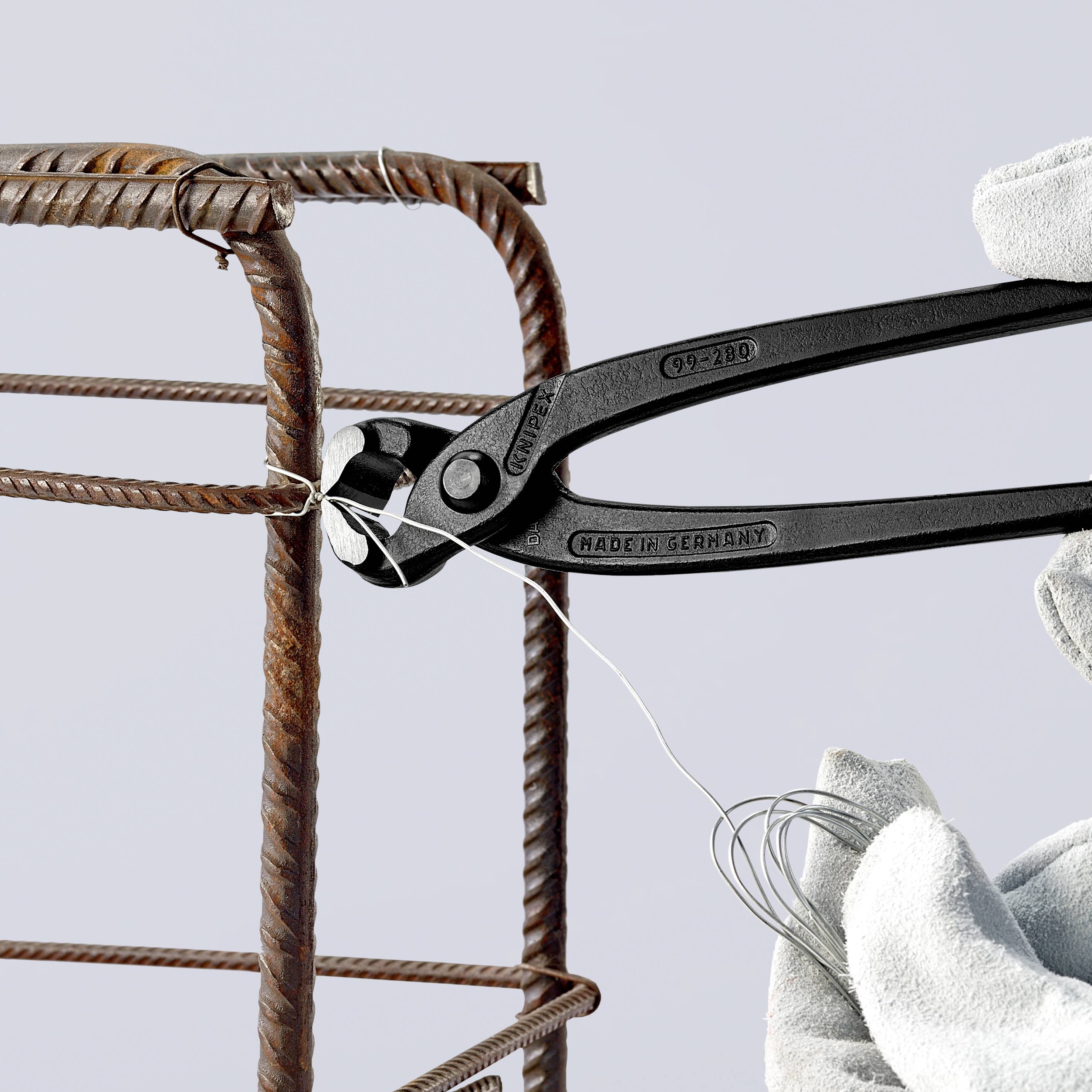 Hände in weißen Handschuhen schneiden mit einem Seitenschneider ein Stück Draht von einer Stange geriffeltem Metall.