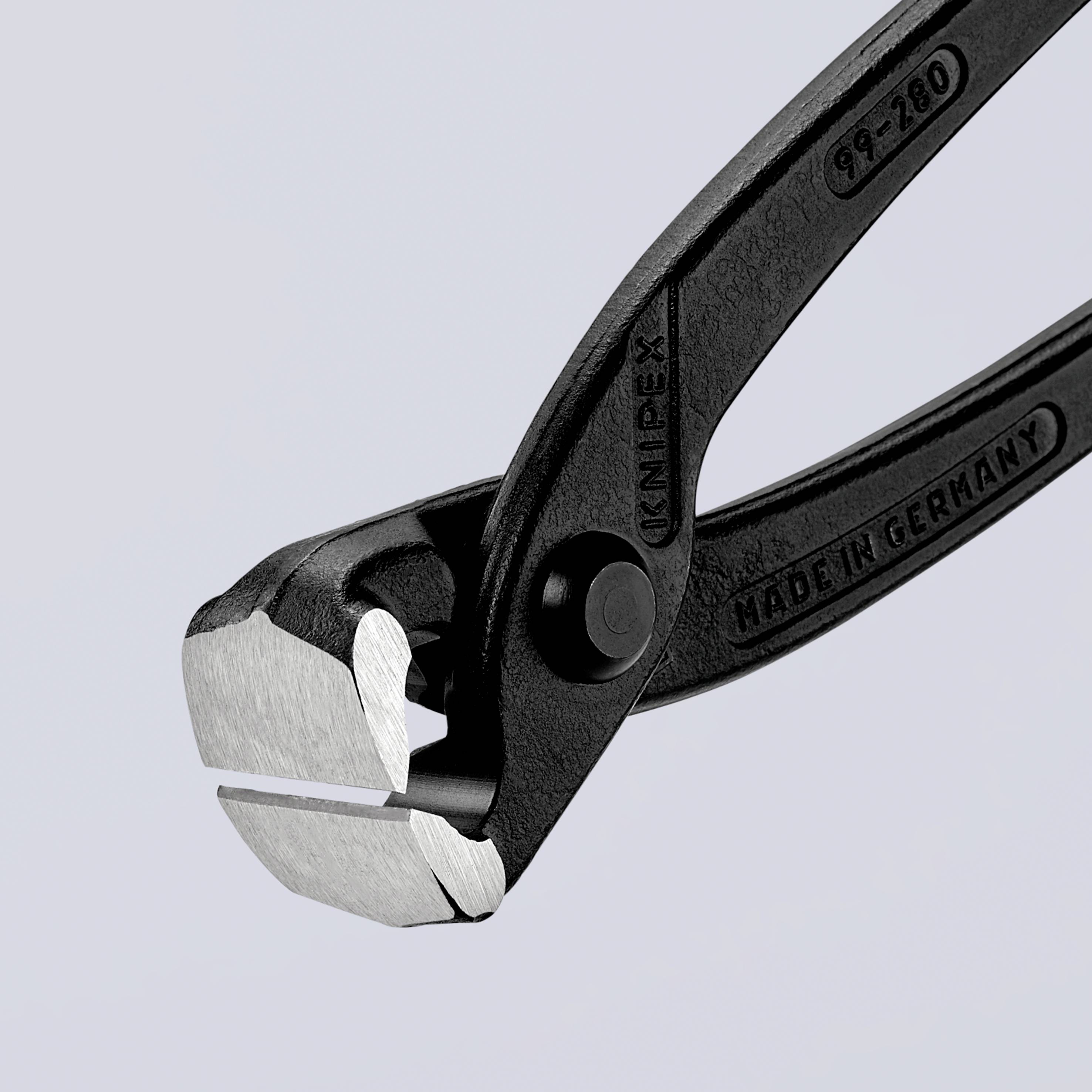 Eine Kabelschneiderzange mit scharfen Klingen, gefertigt aus schwarzem Metall, ist mit der Aufschrift 'MADE IN GERMANY' versehen.