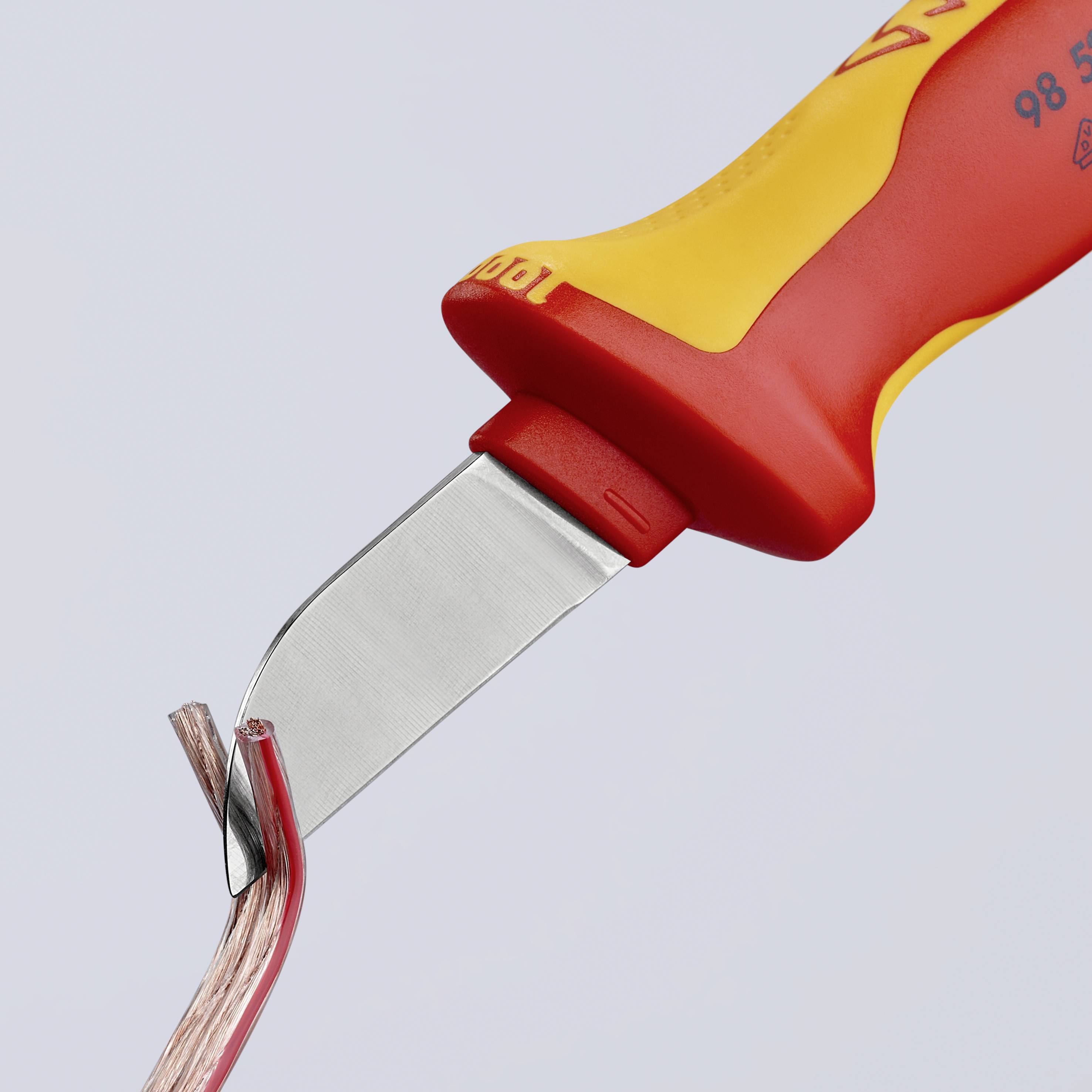 Ein rotes und gelbes Abisoliermesser schält die Isolierung von einem Draht ab, um ihn für elektrische Arbeiten vorzubereiten.