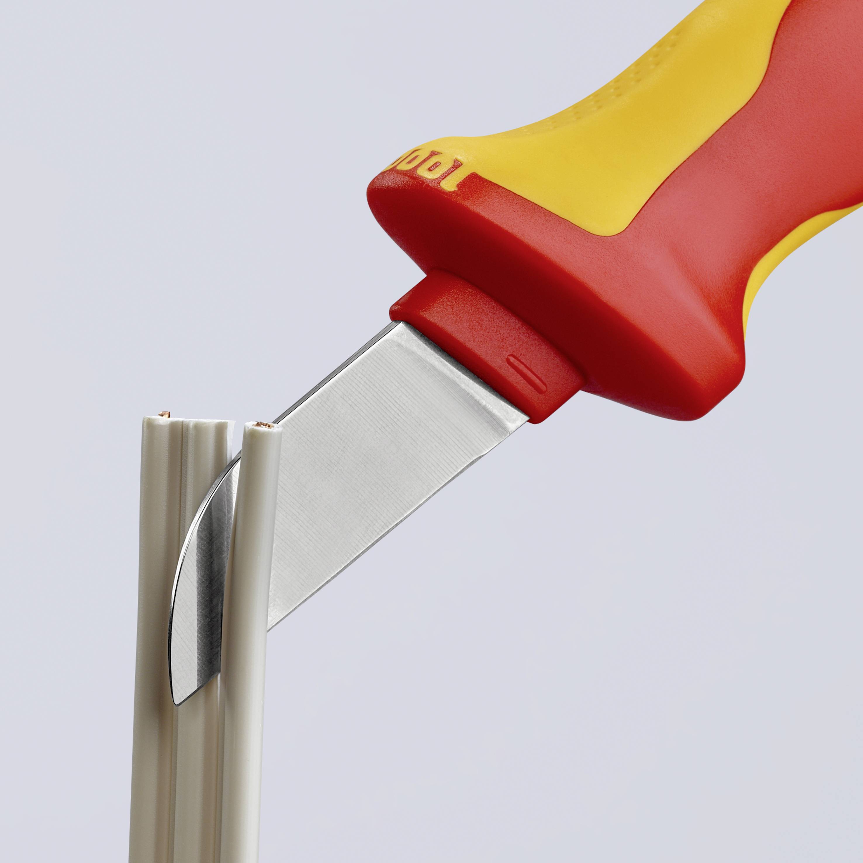 Ein Cutter-Messer mit rotem Griff schneidet präzise durch ein weißes Kabel.