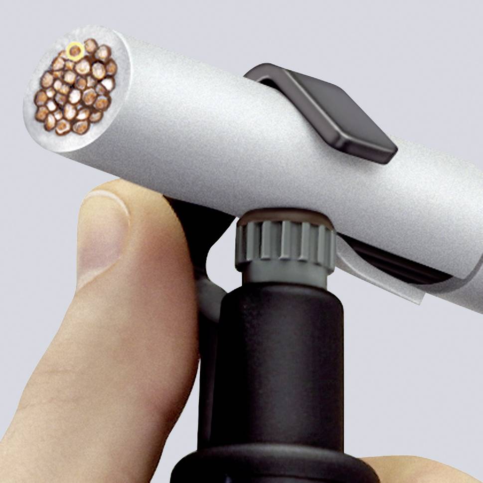 Person hält ein freigelegtes Kabel mit mehreren Kupferdrähten in der Hand, möglicherweise zur technischen Inspektion oder für Reparaturen.