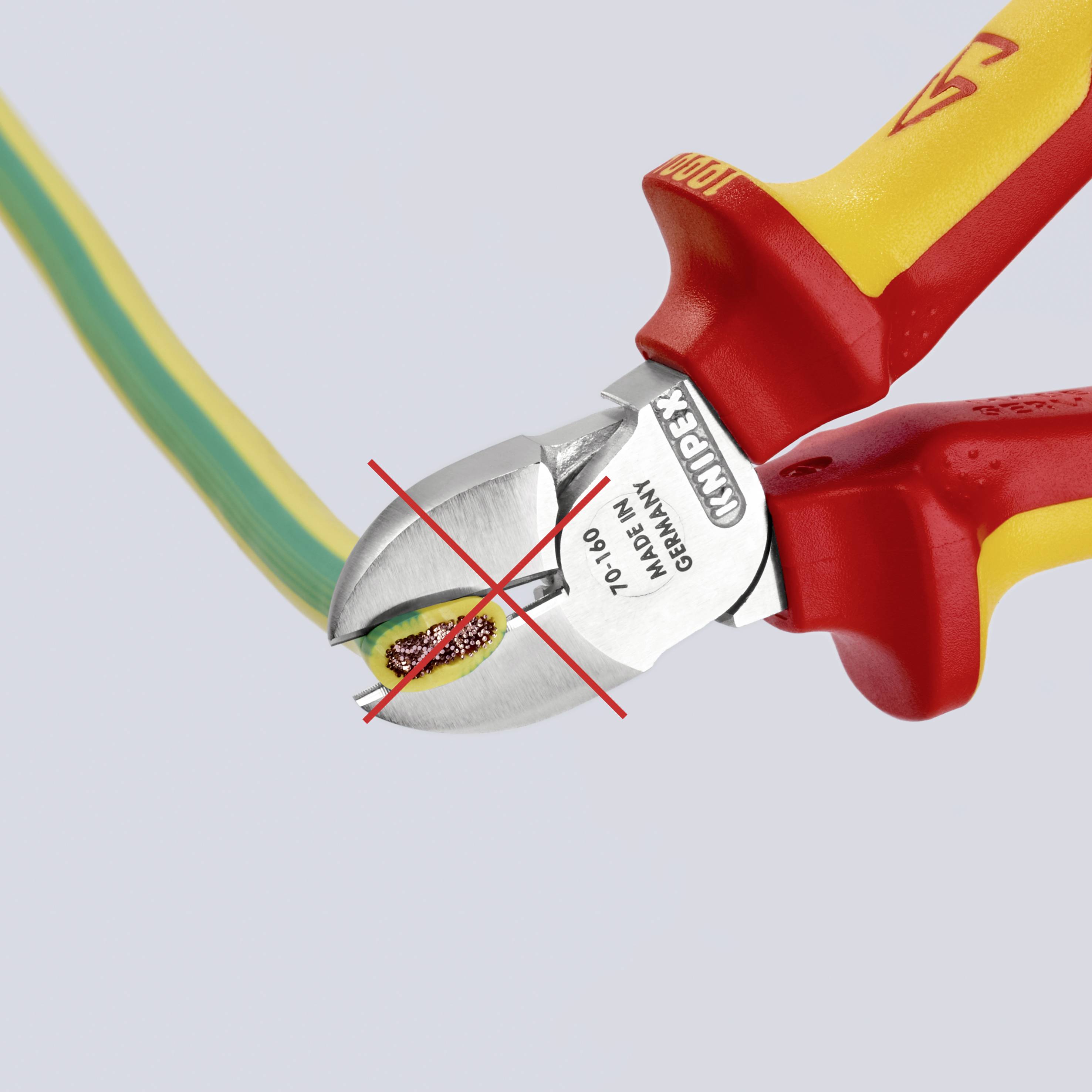 Zange schneidet gelbes Kabel durch. Zange aus Metall, Griff rote und gelbe Gummierung.