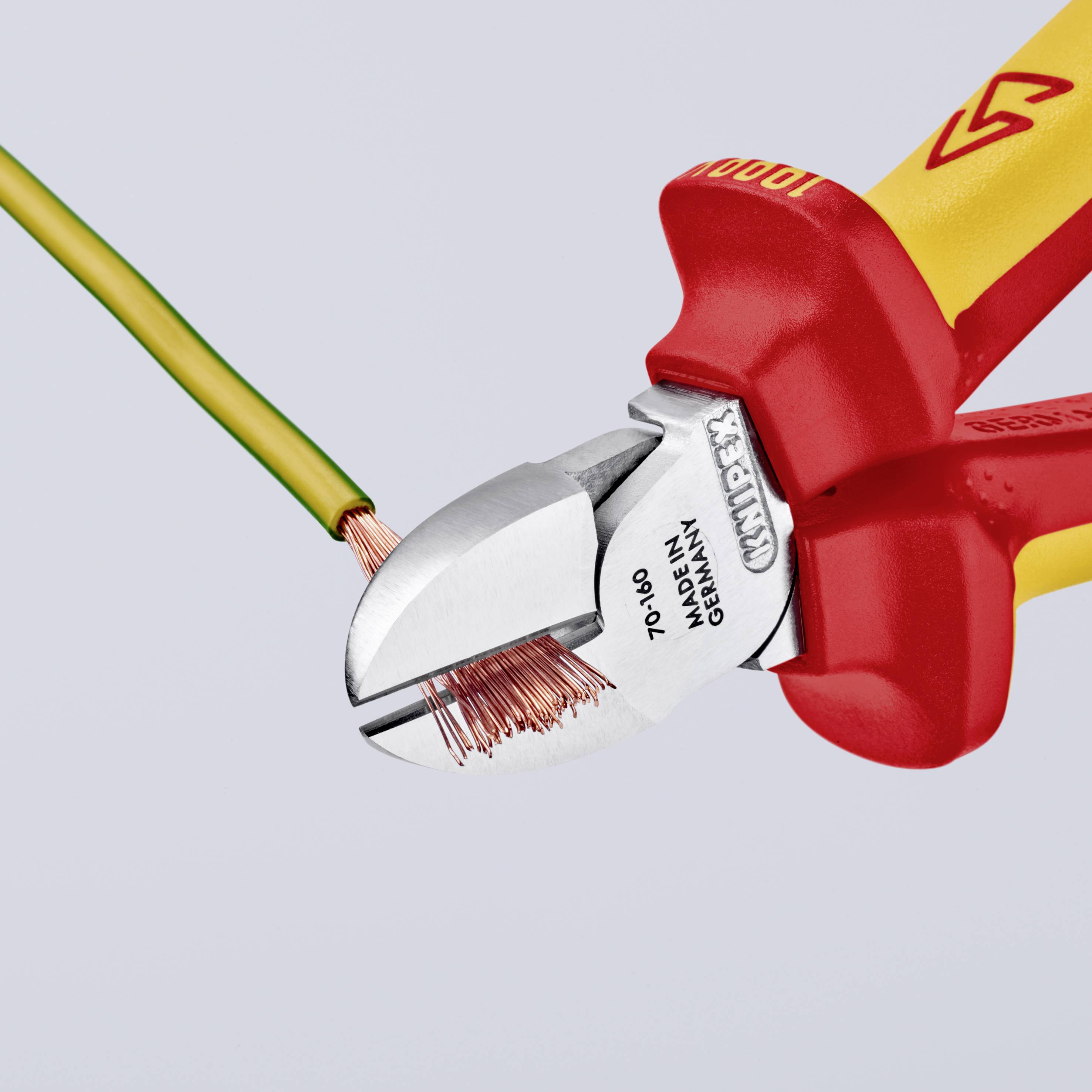Eine Zange schneidet ein isoliertes Kabel.
