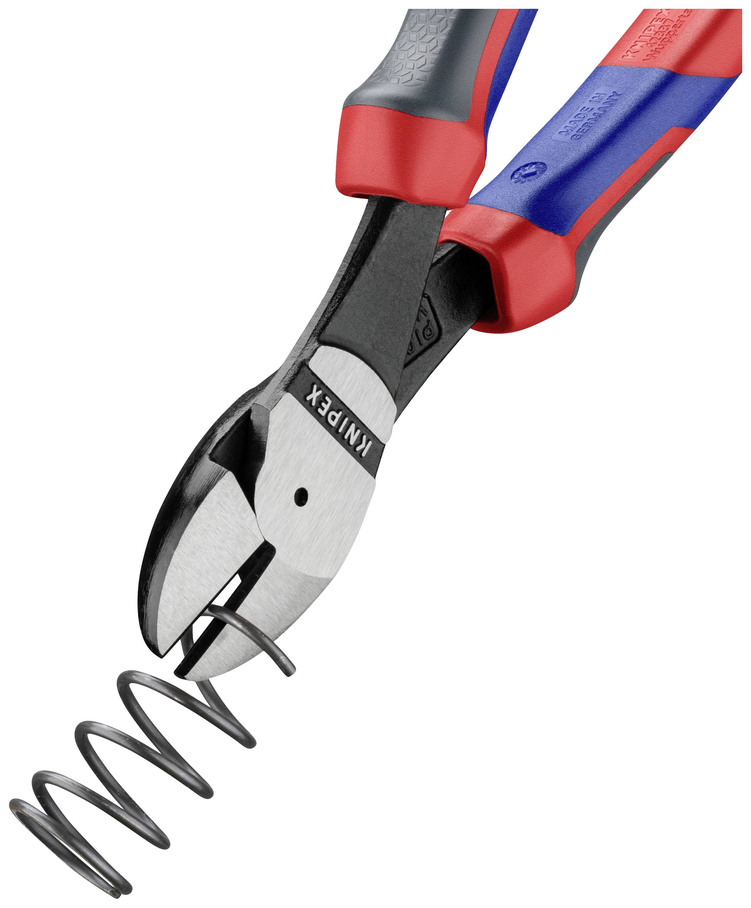 Seitenschneider mit roten und blauen Griffen schneidet eine Metallfeder.