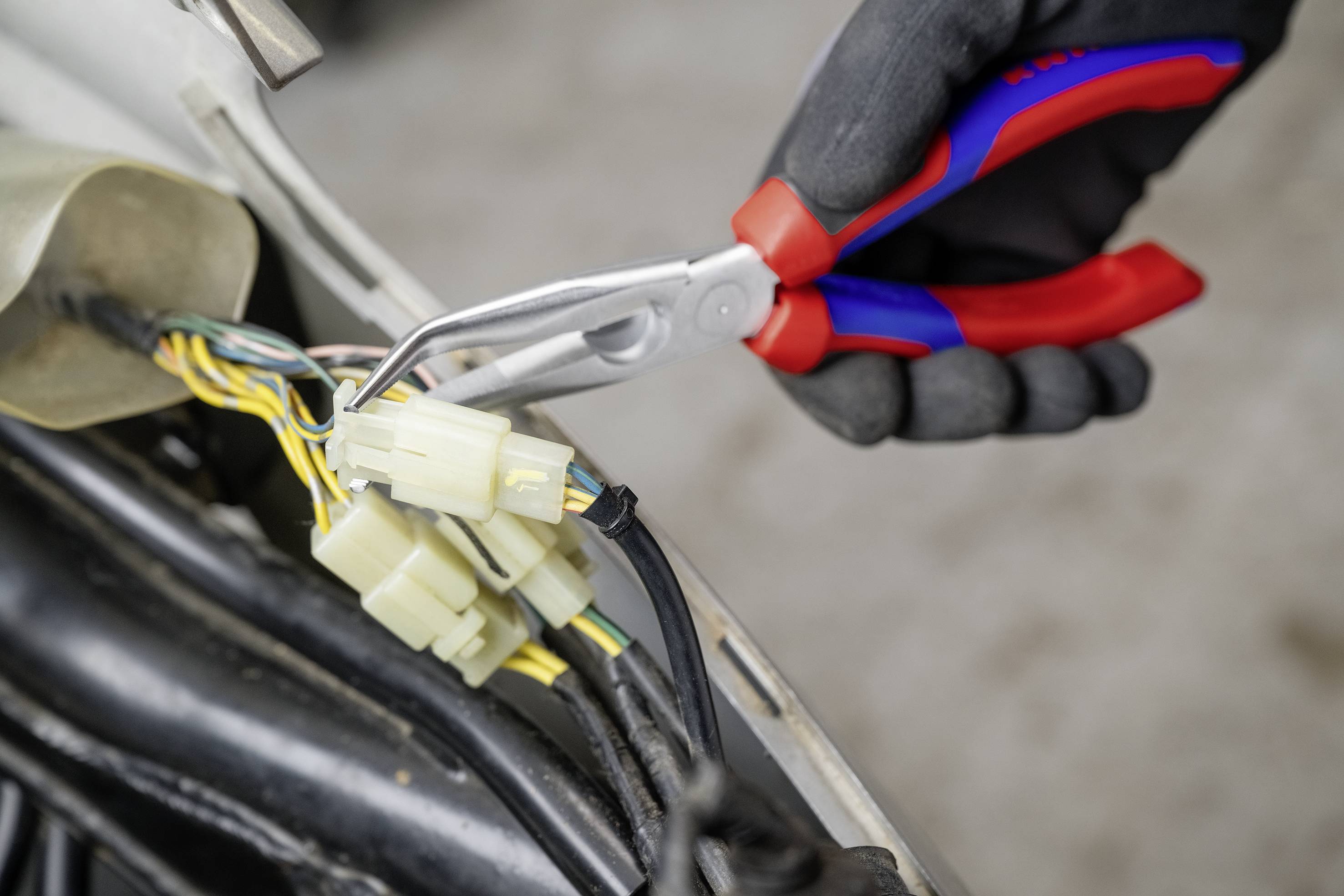 Knipex 26 25 200 Elektronik- u. Feinmechanik Flachrundzange 40° gebogen Vanadium Elektrostahl 200 mm